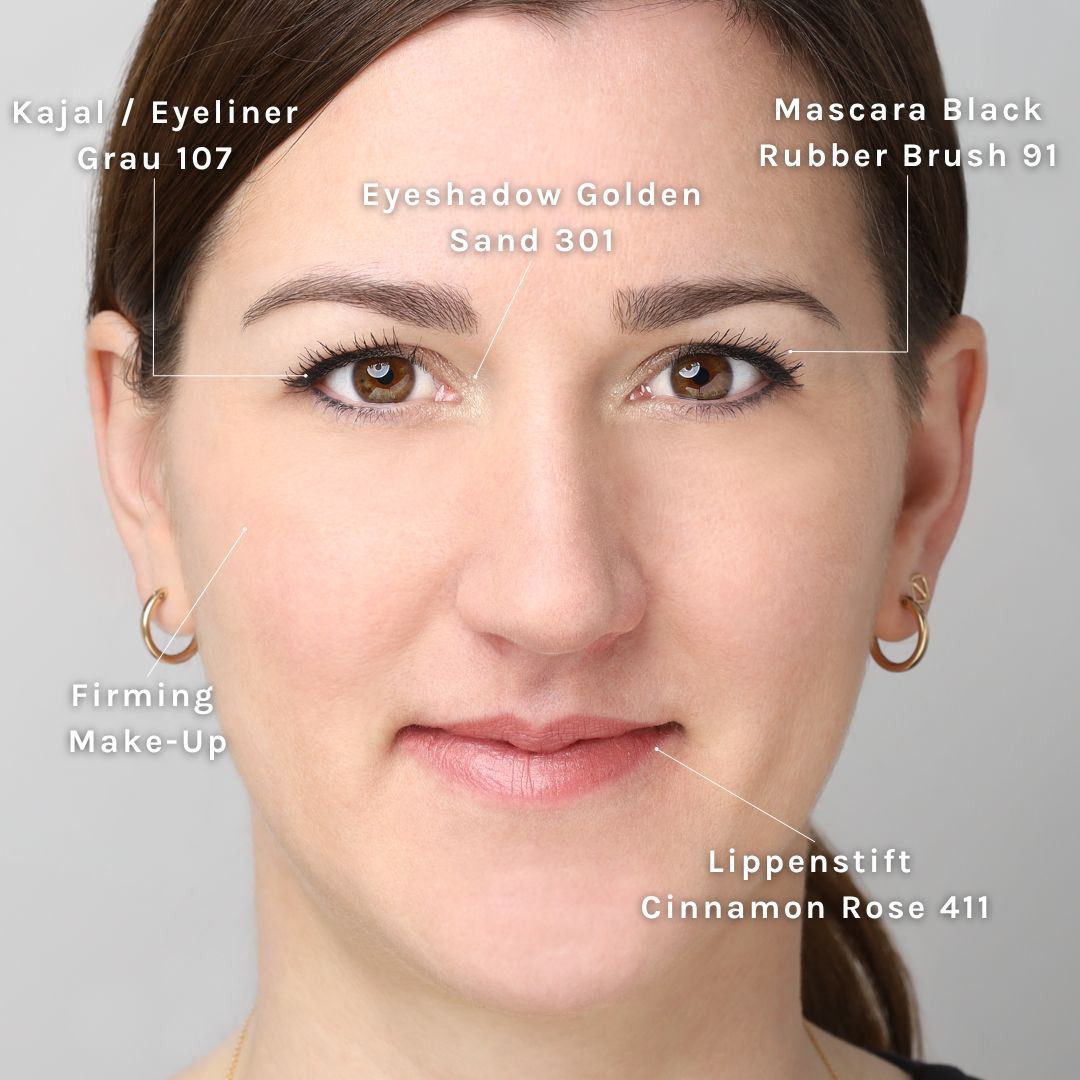 Porträt einer Frau mit Make-up. Produkte: Kajal, Lidschatten, Lippenstift, Foundation. Beschriftungen auf dem Gesicht.