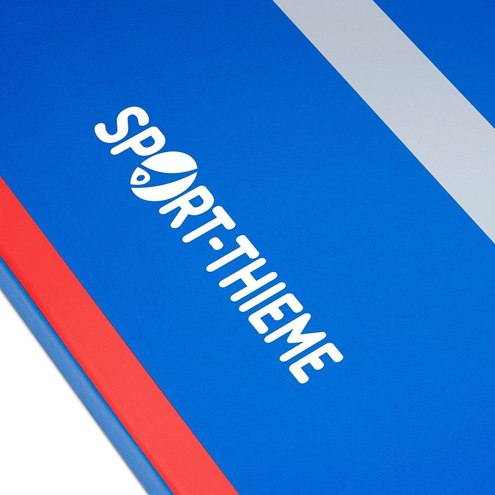 Nahaufnahme einer blauen Turnmatte mit dem Logo Sport-Thieme. Roter und weißer Streifen am Rand.