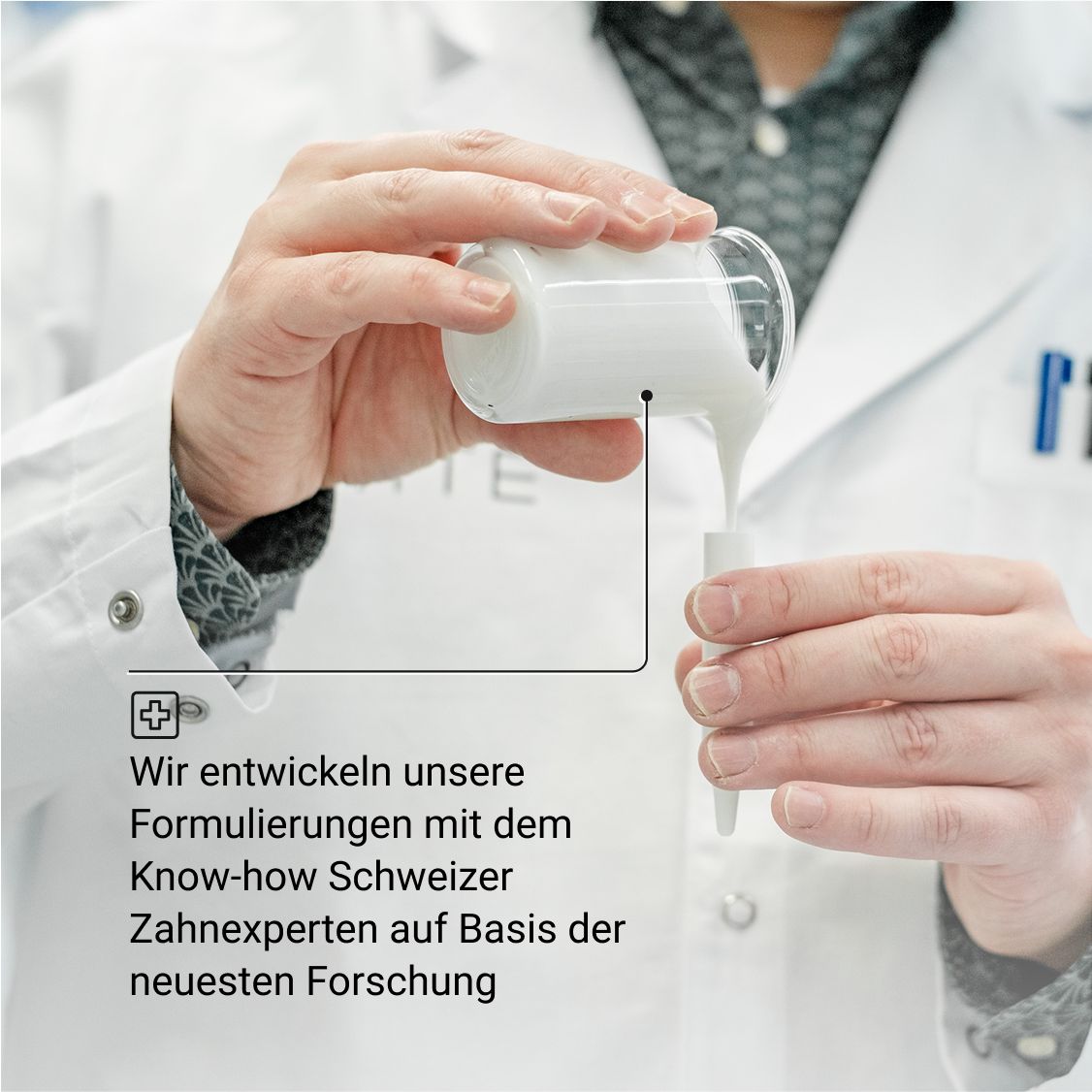 Hände gießen eine Flüssigkeit in einen Gel-Stift.