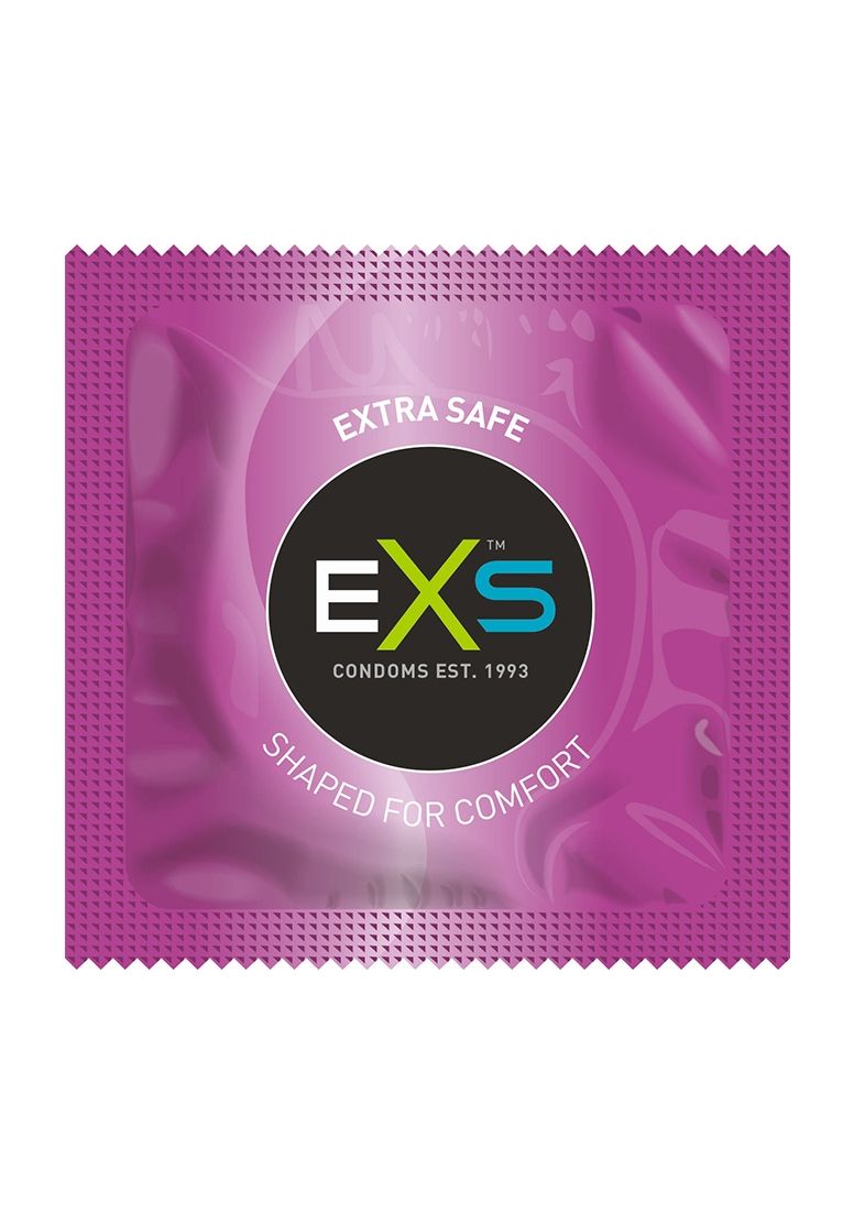 Emballage individuel d'un préservatif. Emballage violet avec logo et texte. Texte : Extra Safe, Shaped for Comfort.