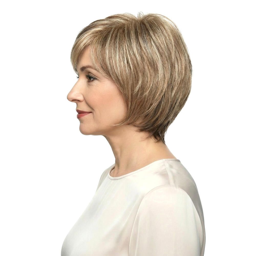 Perücke Nizza von DELUXE. Blond-braune Kurzhaarperücke. Seitenansicht einer Frau, die die Perücke trägt.