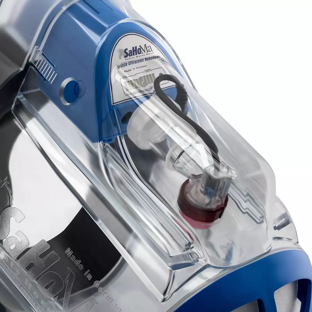 Nahaufnahme des Inhalationssets. Blaue und transparente Elemente. Sichtbare Beschriftung: SaHoMa.