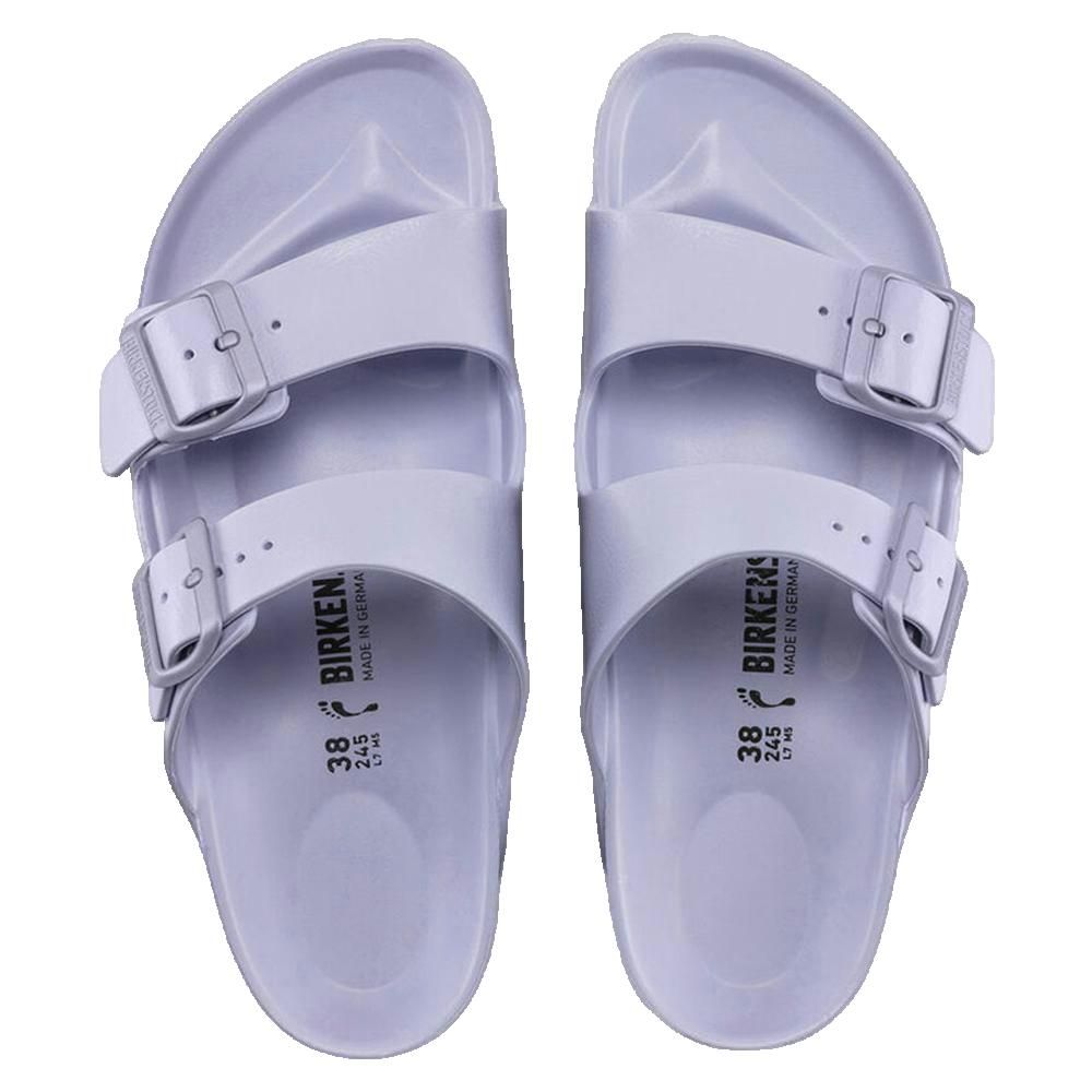 Sandali lilla chiaro con due cinturini e fibbie. Logo Birkenstock. Vista dall'alto.