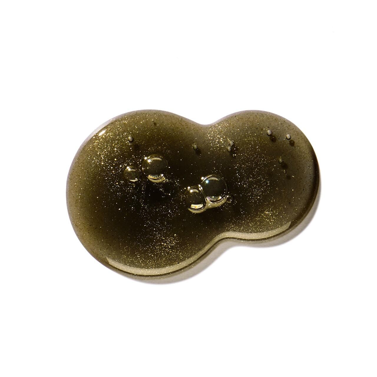 Goldfarbenes Duschgel, tropfenförmig, mit goldenen Glitzerpartikeln. Auf weißem Hintergrund.