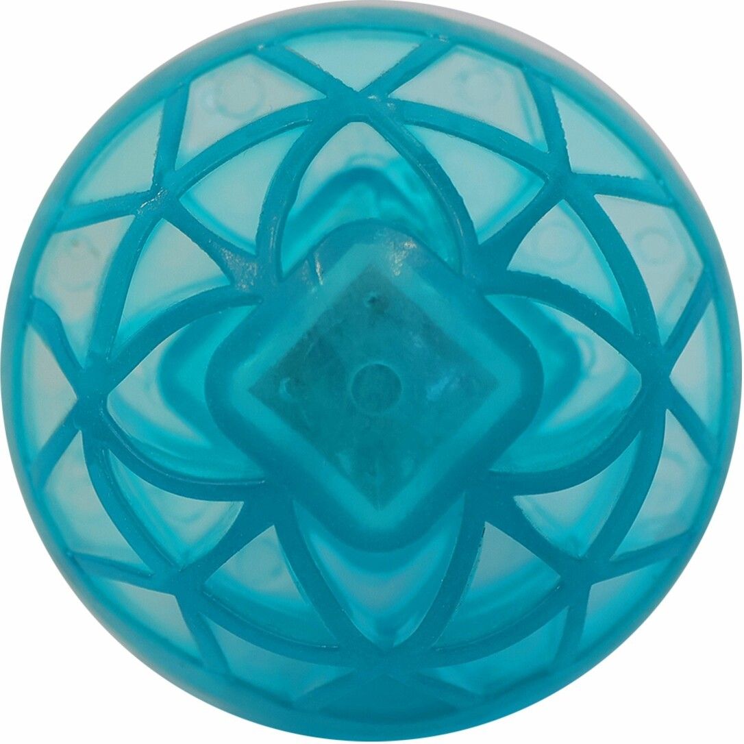 Türkiser Wasserball mit Licht und geometrischem Muster.