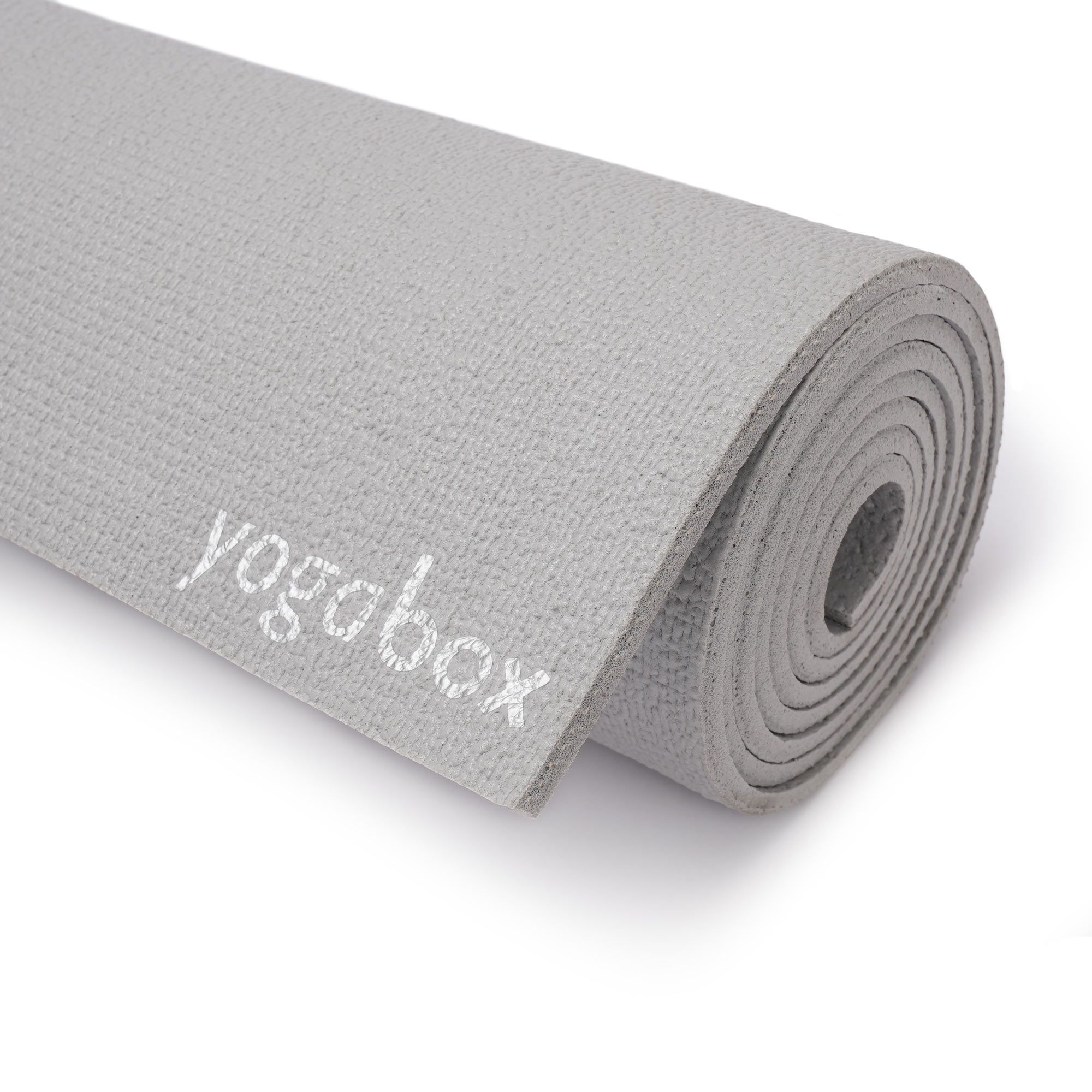 Hellgraue Yogamatte, teilweise aufgerollt, mit sichtbarem yogabox Logo.