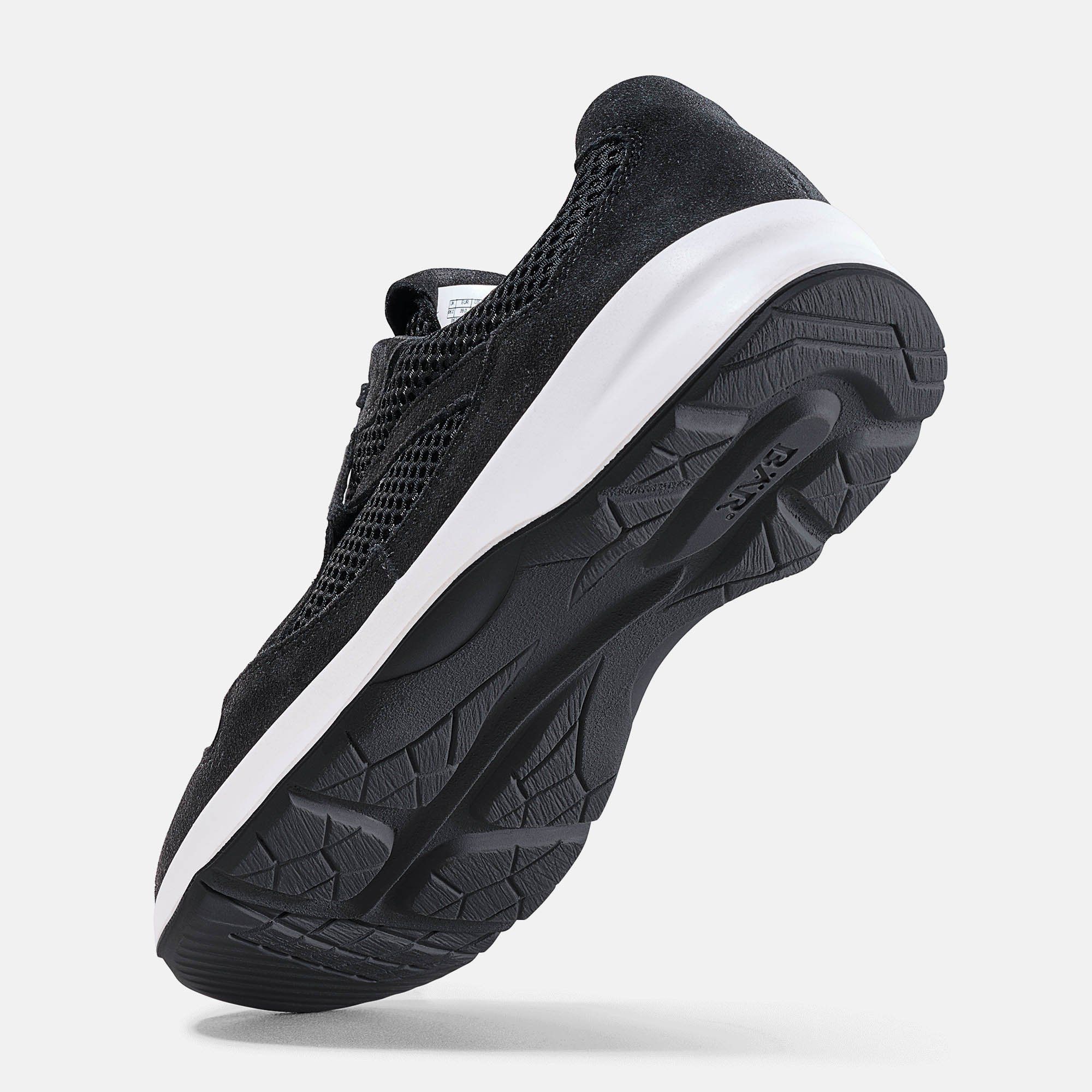 Schwarzer BÄR Schuhe LadyMove Damen Schuh von unten. Weiße Sohle, Mesh-Einsätze. BÄR Logo auf der Sohle.