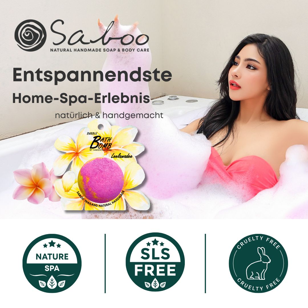 Frau in Badewanne mit Schaum. Bad Bombe Leelawadee. Text: SABOO. Nature Spa, SLS Free, Cruelty Free. Natürliche & handgemachte Produkte.