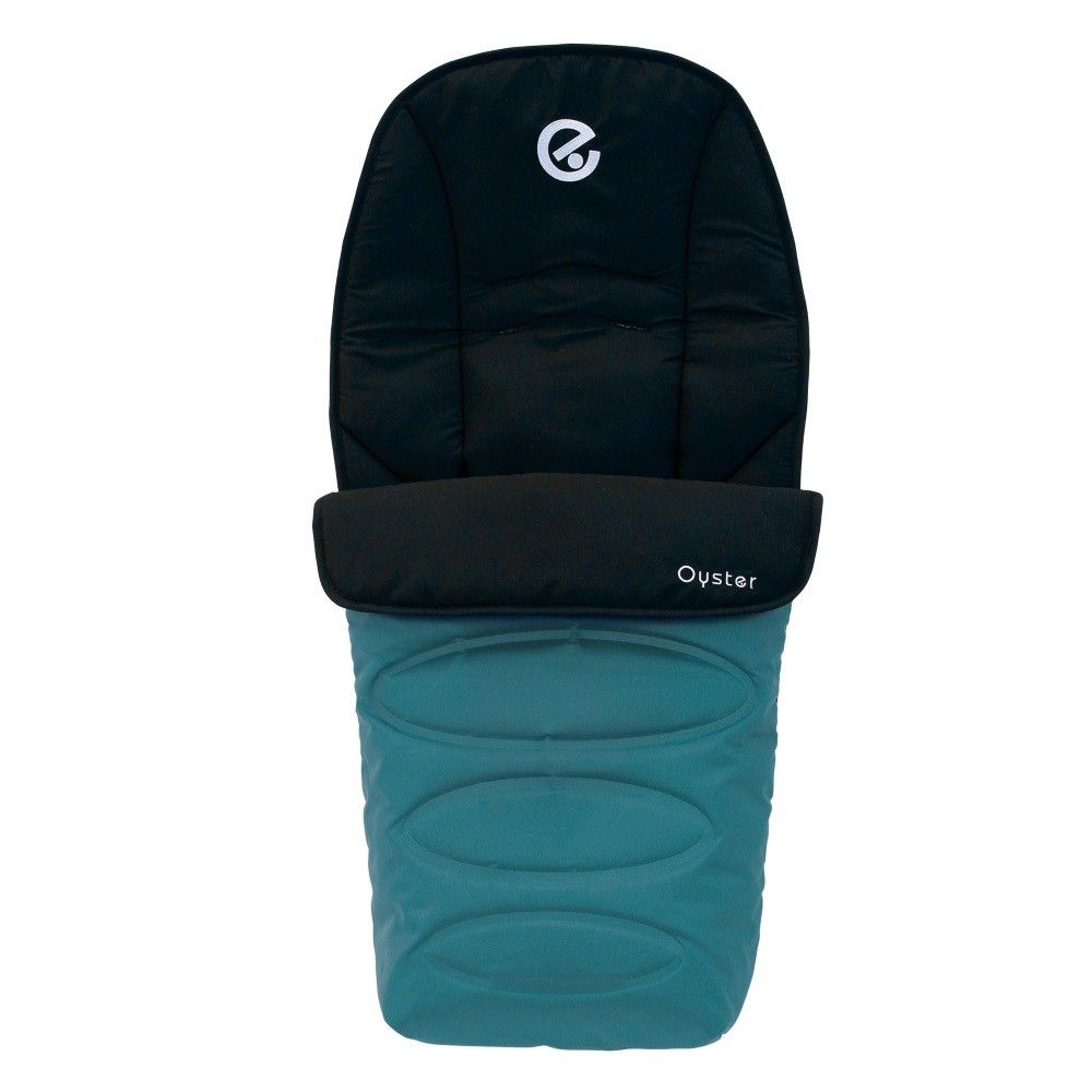 Winterfußsack, schwarz-türkis. Oberteil schwarz, Unterteil türkis mit ovalen Steppungen. Logo und Schriftzug Oyster.