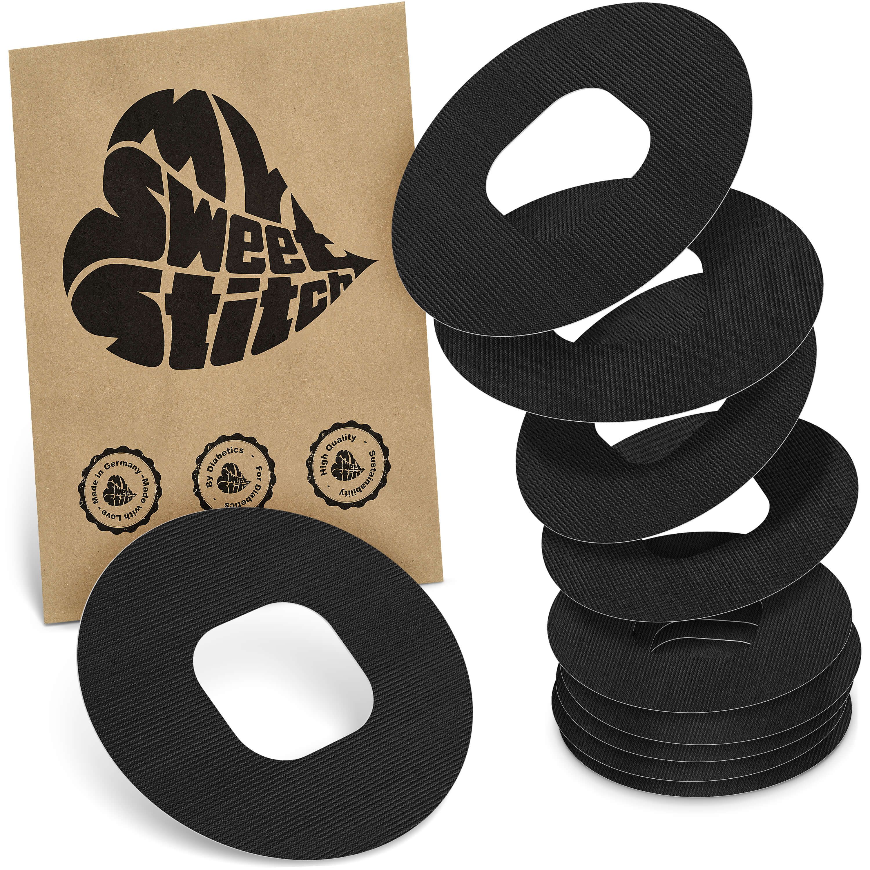 Schwarze, ringförmige Pflaster mit geriffelter Oberfläche. Neben einer braunen Verpackung mit Logo und Siegeln gestapelt.