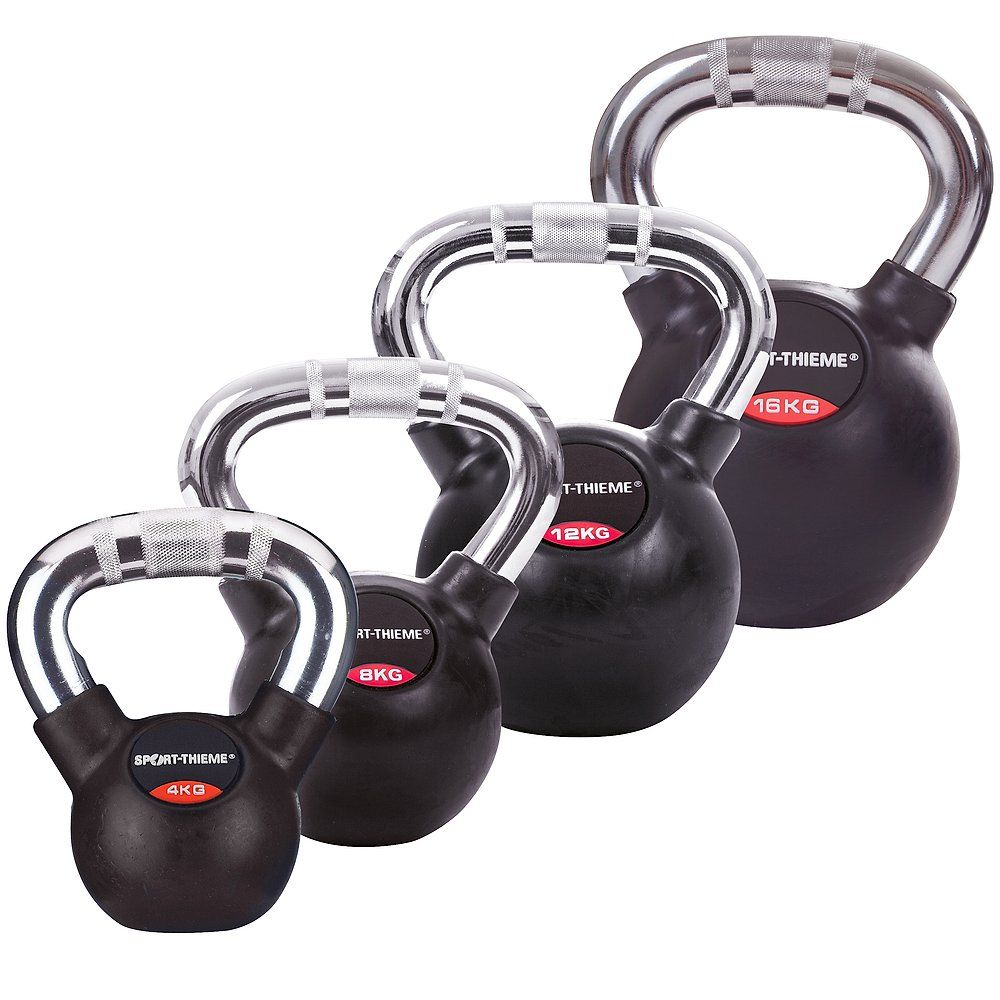 Vier gummierte Kettlebells mit Chromgriffen in verschiedenen Gewichten (4kg, 8kg, 12kg, 16kg).