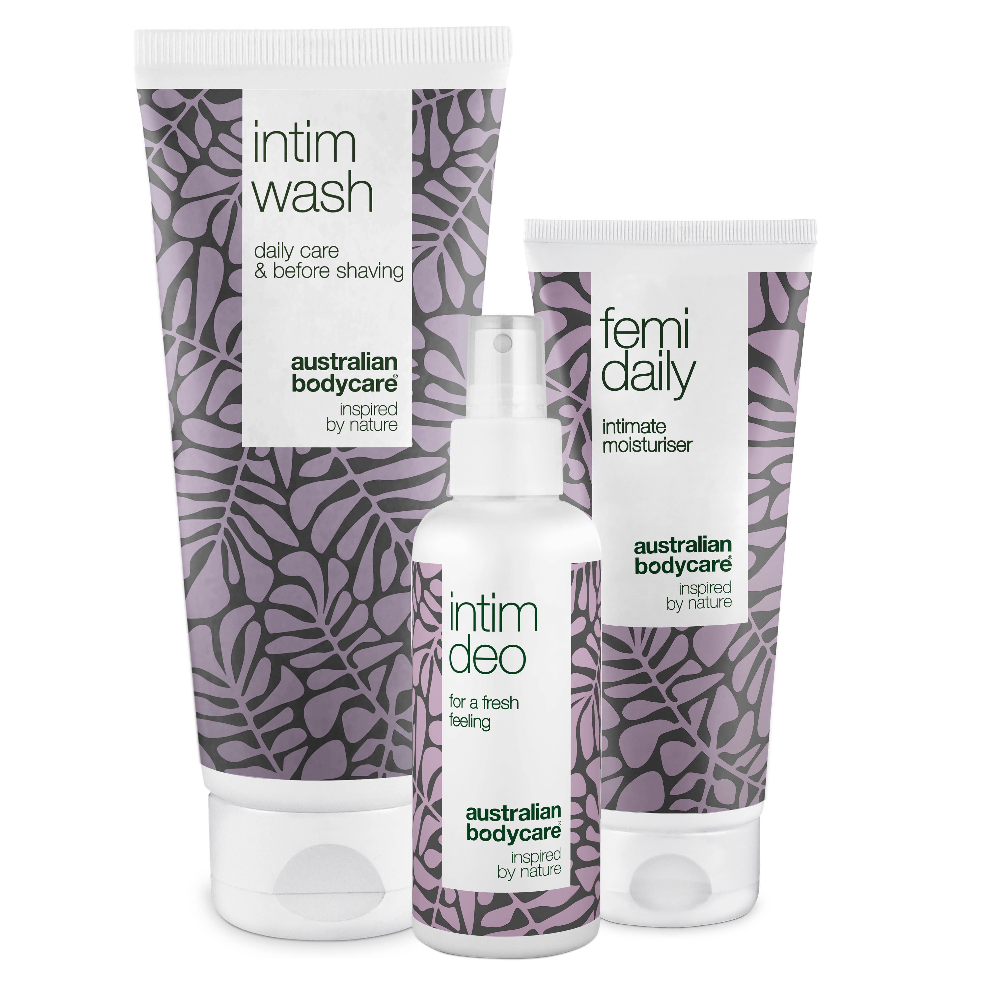 Tre prodotti Australian Bodycare: Intim Wash, Femi Daily e Intim Deo. Tubi e flacone con motivo floreale.
