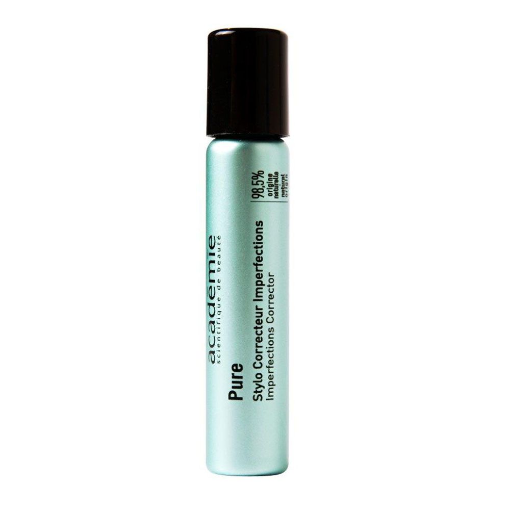 Zylindrischer, hellblauer Stift mit schwarzem Deckel. Aufschrift: Academie, Pure, Stylo Correcteur Imperfections. 98,5% natürliche Inhaltsstoffe.