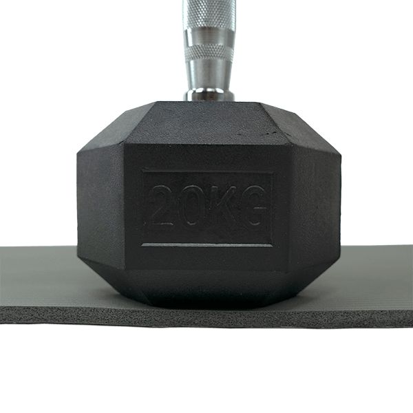 Fitnessmatte mit Hantel. Die Hantel ist schwarz und wiegt 20 kg.