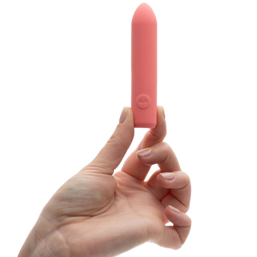Rosafarbener Vibrator, gehalten in einer Hand. Zylindrische Form mit spitzerem Ende und Bedienknopf.