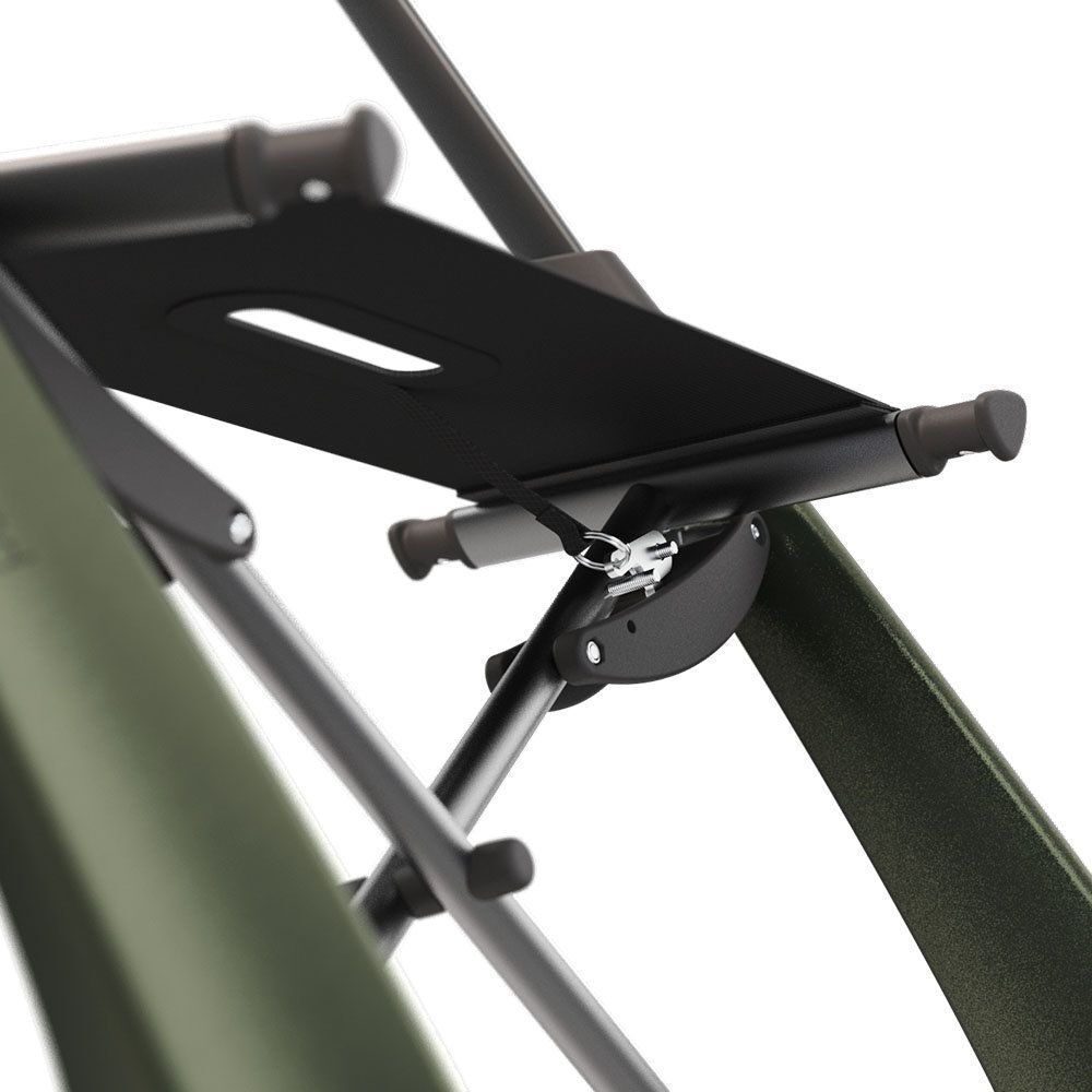 Faltbarer Rollator, Detailansicht. Schwarzer Sitz, Metallrahmen. Klappmechanismus sichtbar.