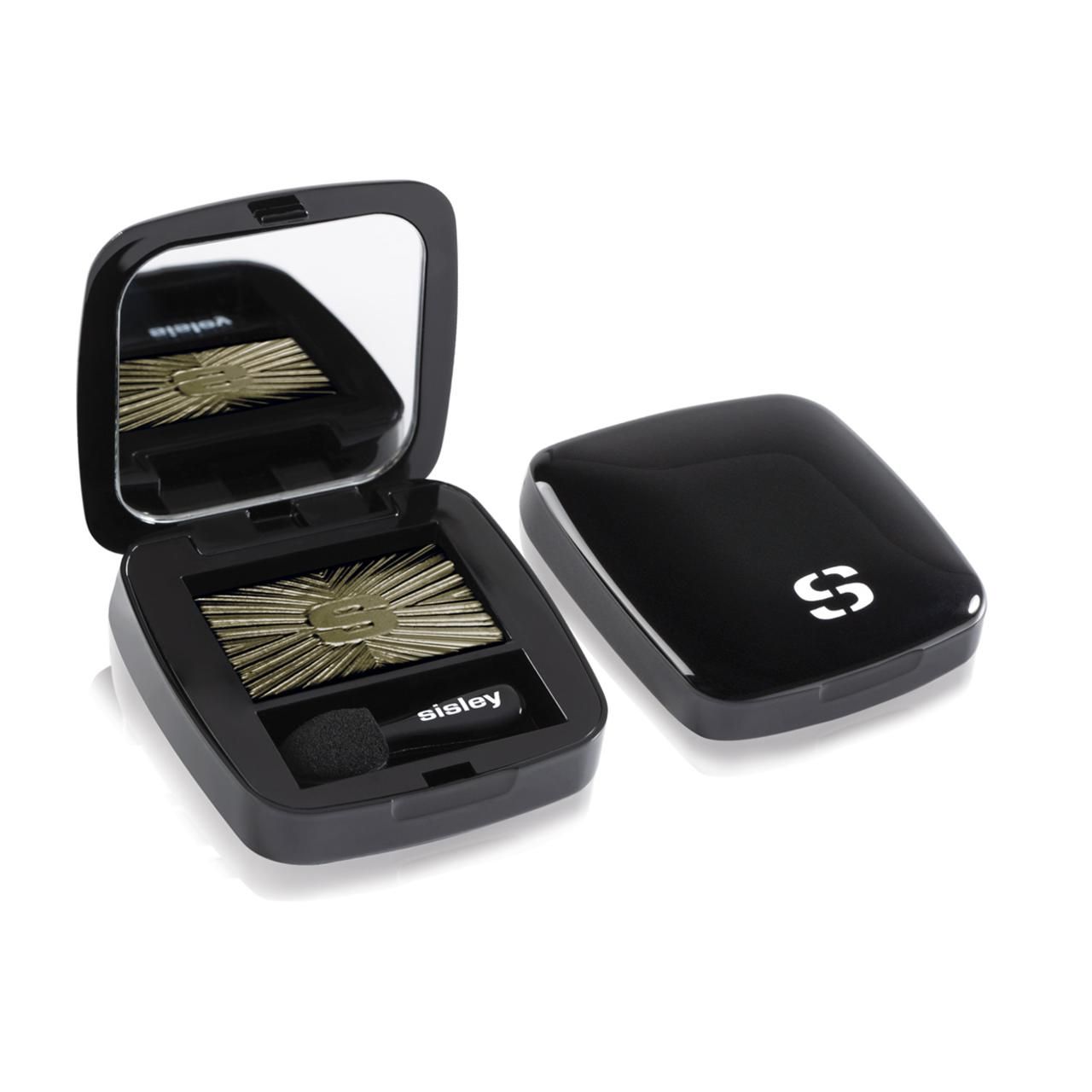 Schwarzer Sisley Lidschatten-Kompaktpuder mit Spiegel und Applikator. Geöffnet, daneben der Deckel mit Sisley-Logo. Goldfarbener Lidschatten.