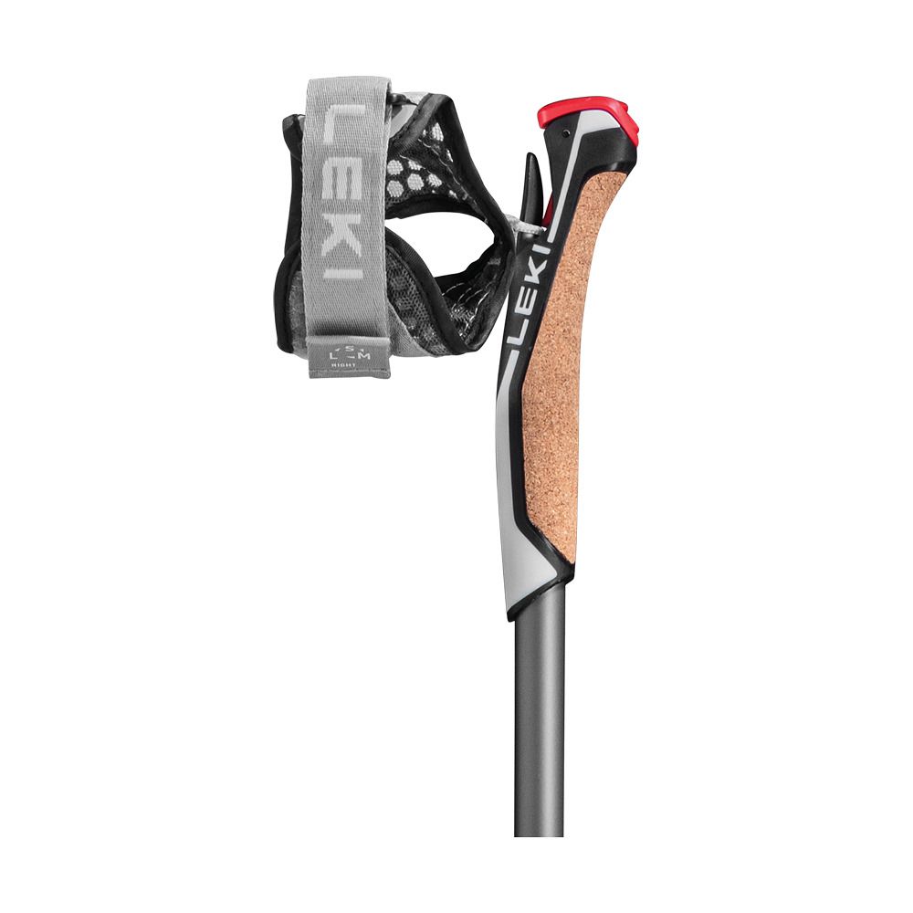 Nahaufnahme des Griffs und der Handschlaufe eines Nordic Walking Stocks. Marke Leki, mit Korkgriff.