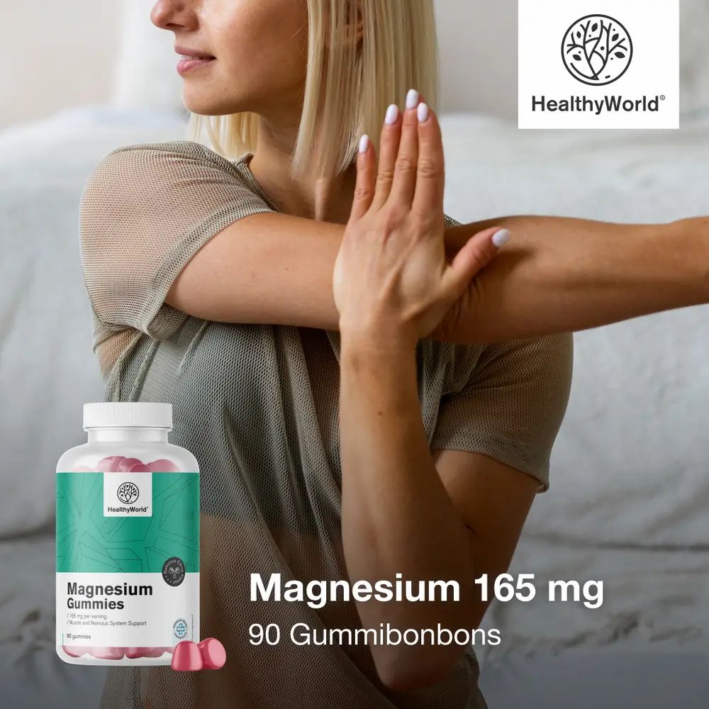Frau dehnt sich. Flasche Magnesium Gummies daneben. Text: Magnesium 165 mg, 90 Gummibonbons.