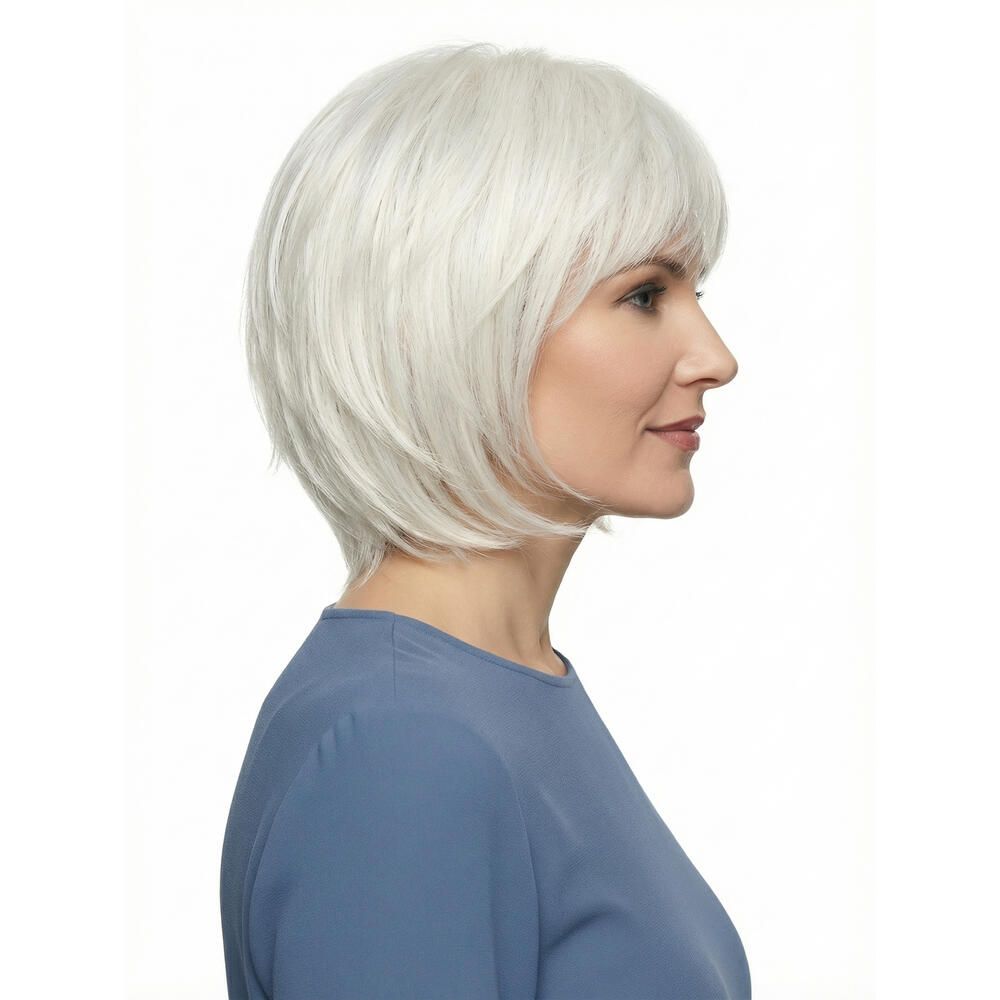 Kurzhaarperücke, hellblond. Frau mit blauem Oberteil. Seitenansicht.
