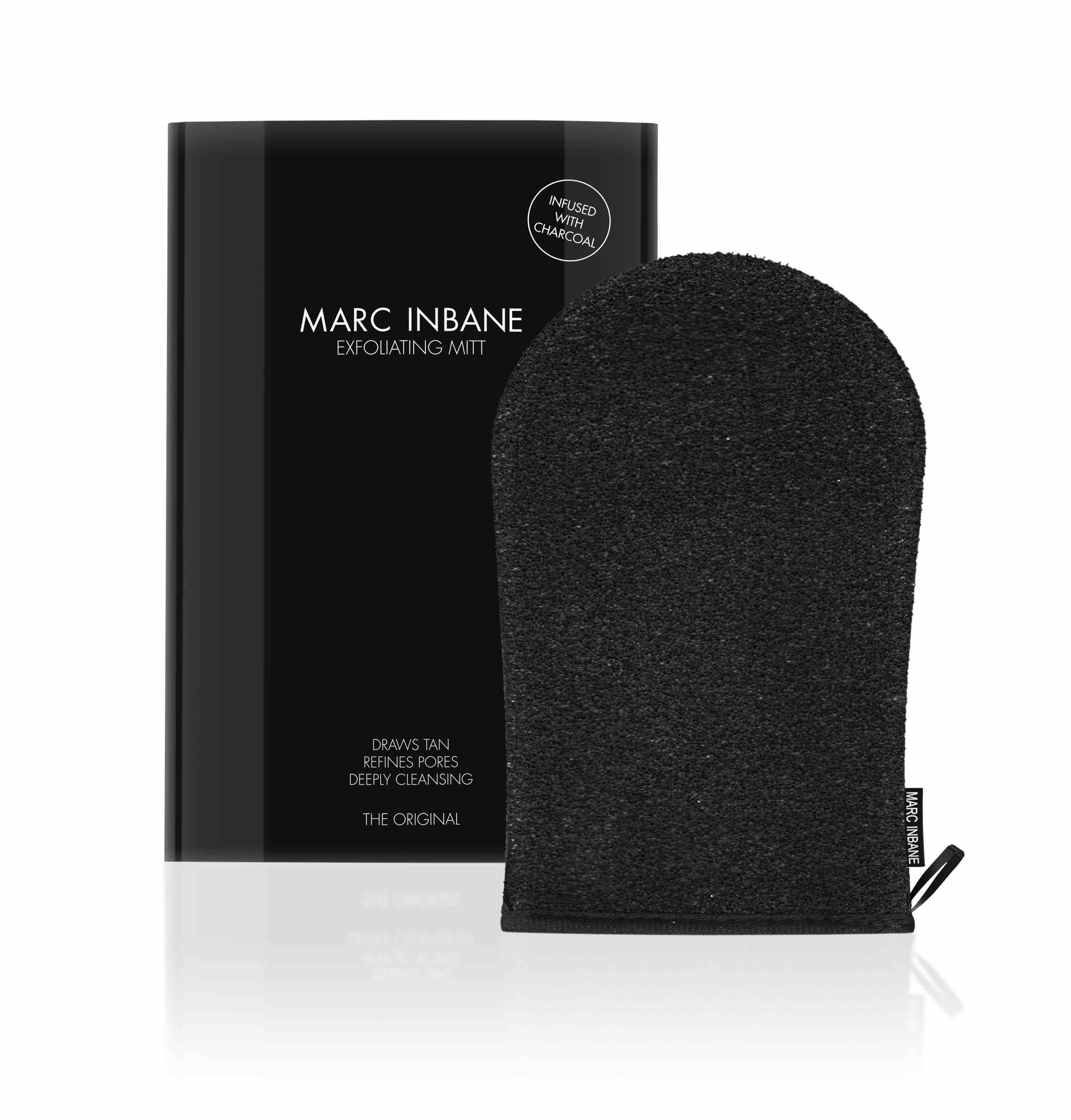 Schwarzer Peeling-Handschuh und Verpackung. Aufschrift: MARC INBANE EXFOLIATING MITT. Mit Aktivkohle.
