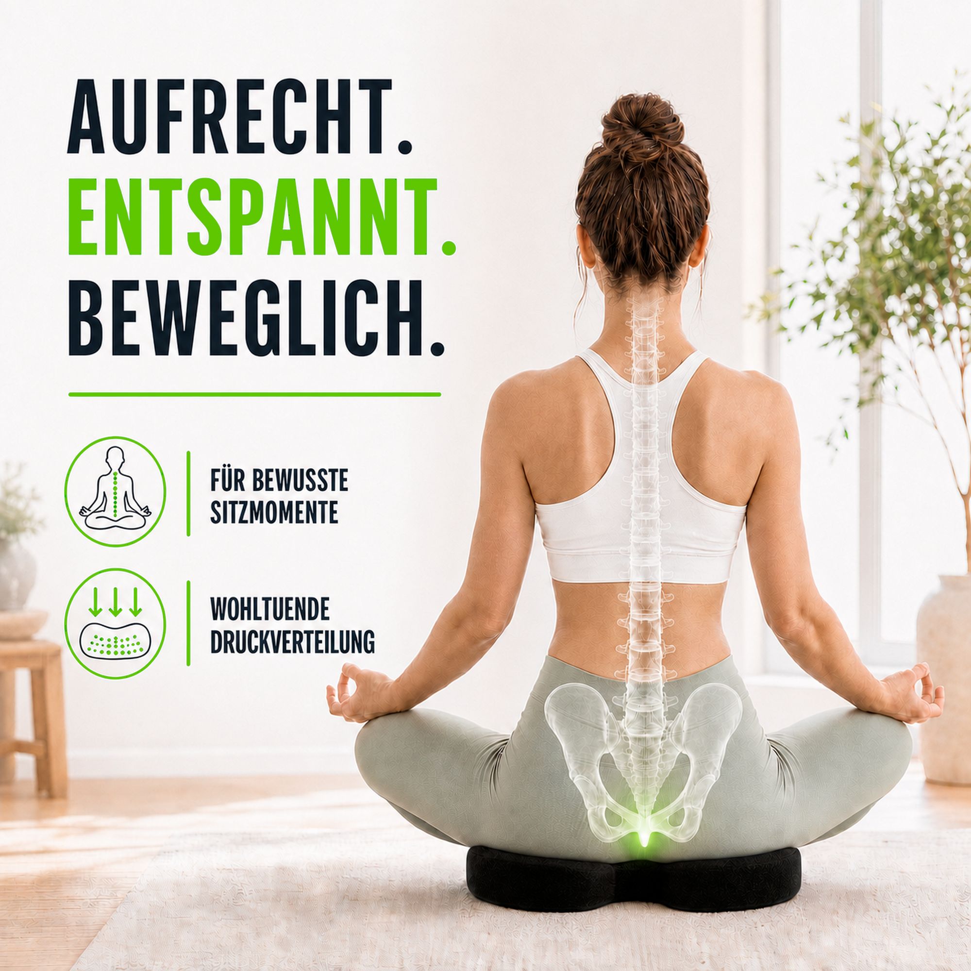 Frau sitzt im Schneidersitz, Kissen unterstützt aufrechte Haltung und Druckverteilung.