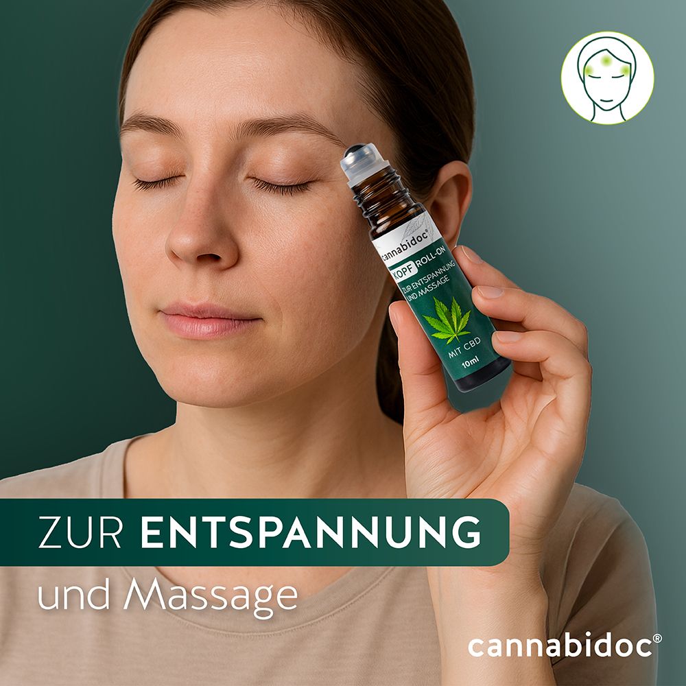 Frau hält eine braune Glasflasche mit Roll-On-Aufsatz. Aufschrift: Cannabidoc Kopf Roll-On, Mit CBD, 10ml.