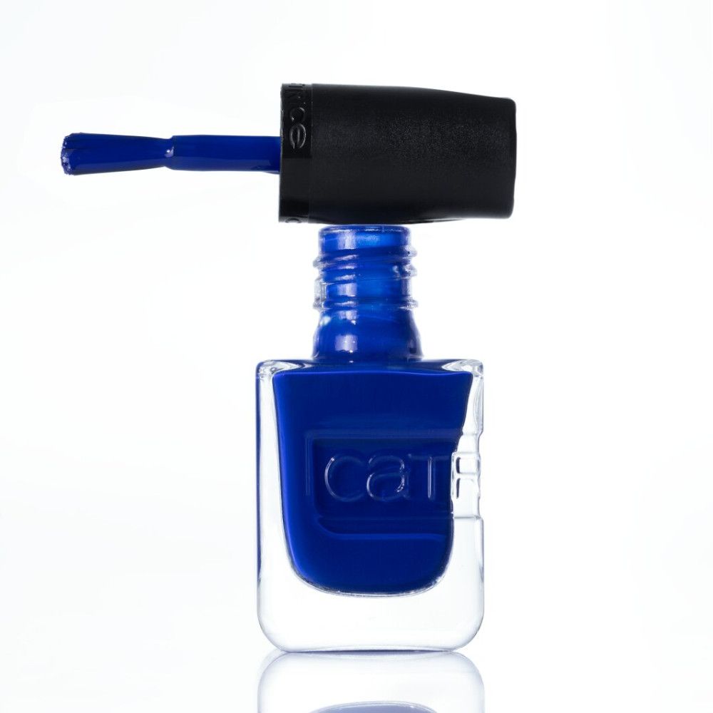 Flasche blauer Nagellack mit aufgesetztem Pinsel. Auf der Flasche ist das Logo "catrice" eingeprägt.