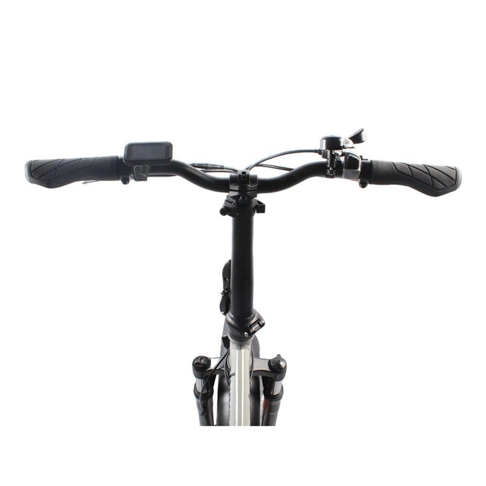 Lenker eines schwarzen Elektrofahrrads. Griffe, Klingel, Display. Keine Marke sichtbar.