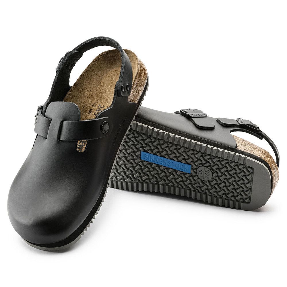 Zwei schwarze Schuhe. Ein Schuh auf der Seite, Sohle mit Prägung. Korkfußbett sichtbar.