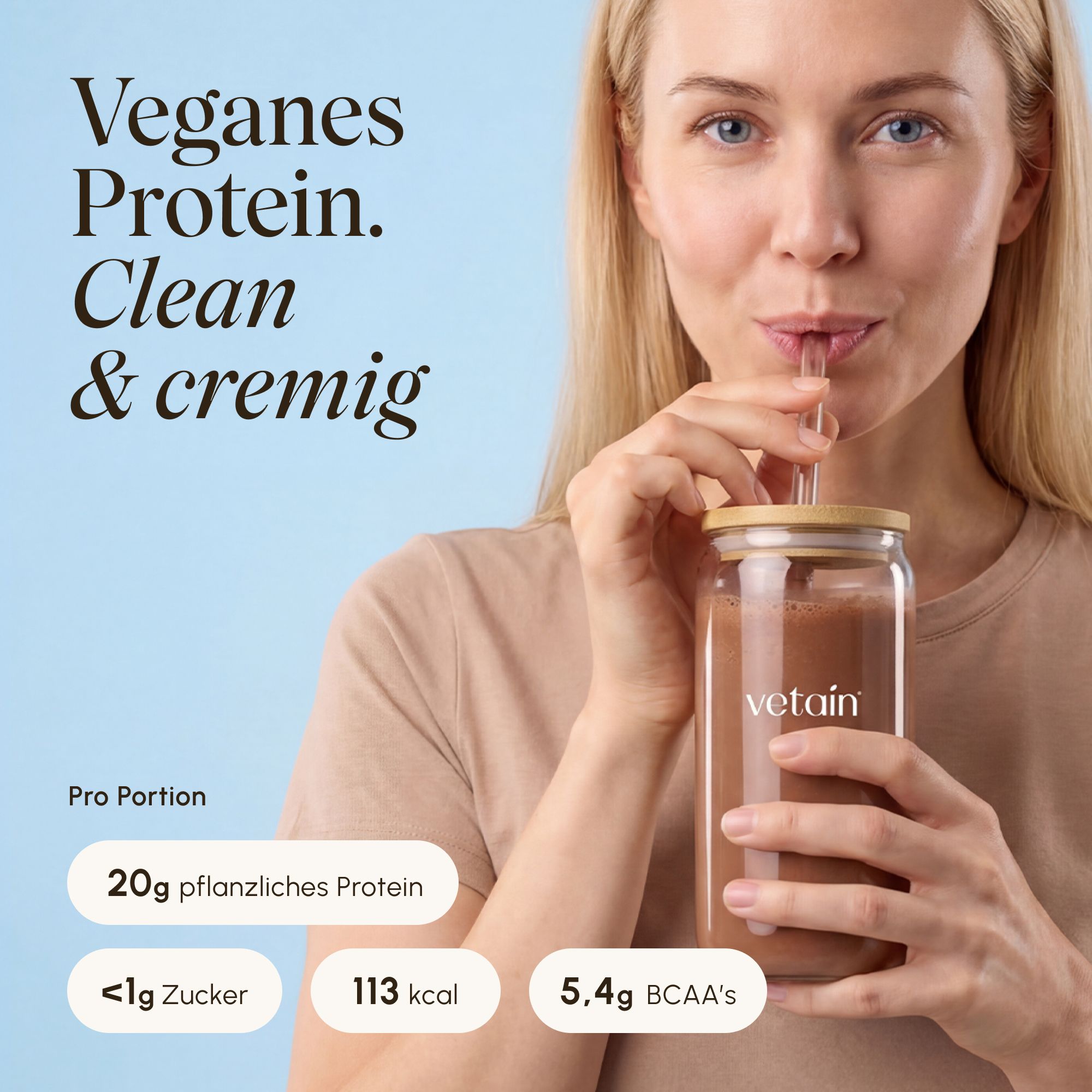 Frau trinkt VETAIN veganen Kakaoprotein Shake.