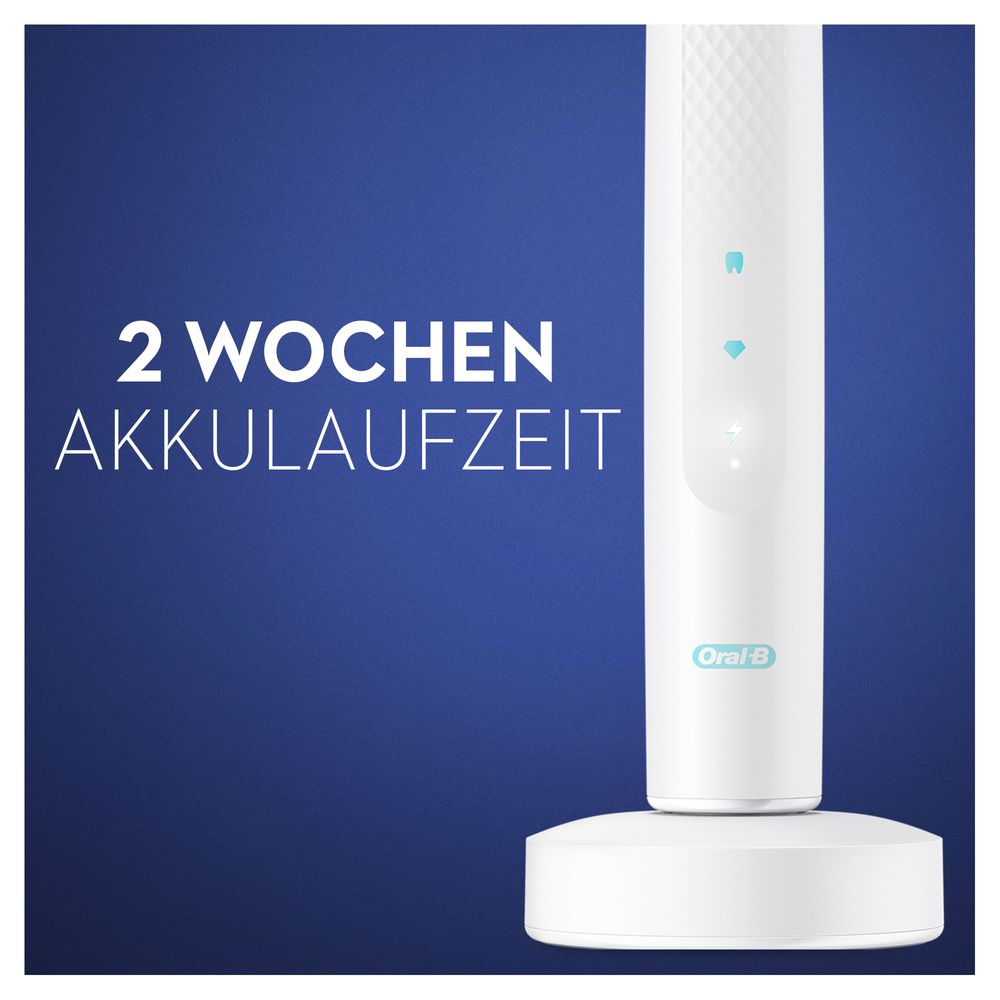 Nahaufnahme der Zahnbürste auf Ladestation. Text: 2 Wochen Akkulaufzeit. Logo: Oral-B.