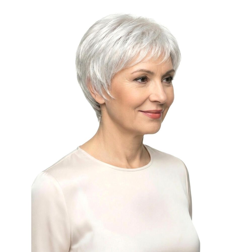 Frau mit Kurzhaarperücke, graues Haar. Seitenansicht. Helle Bluse. Weißer Hintergrund.