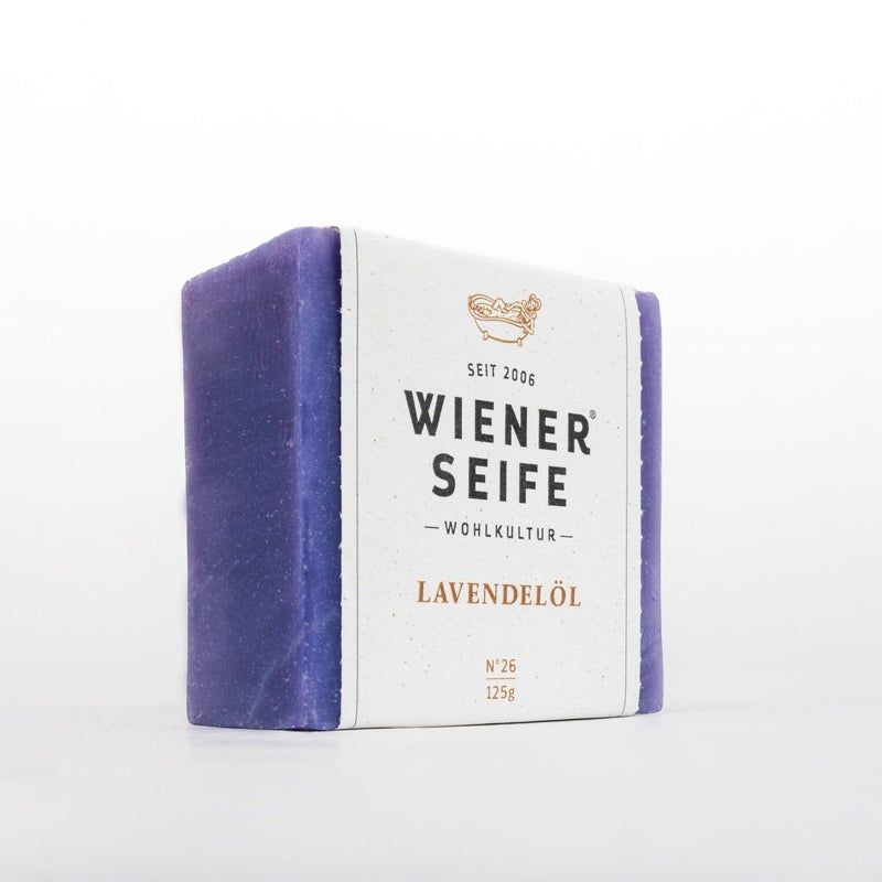 Violette Seife mit Papierbanderole. Aufschrift: Wiener Seife, Lavendelöl, N°26.