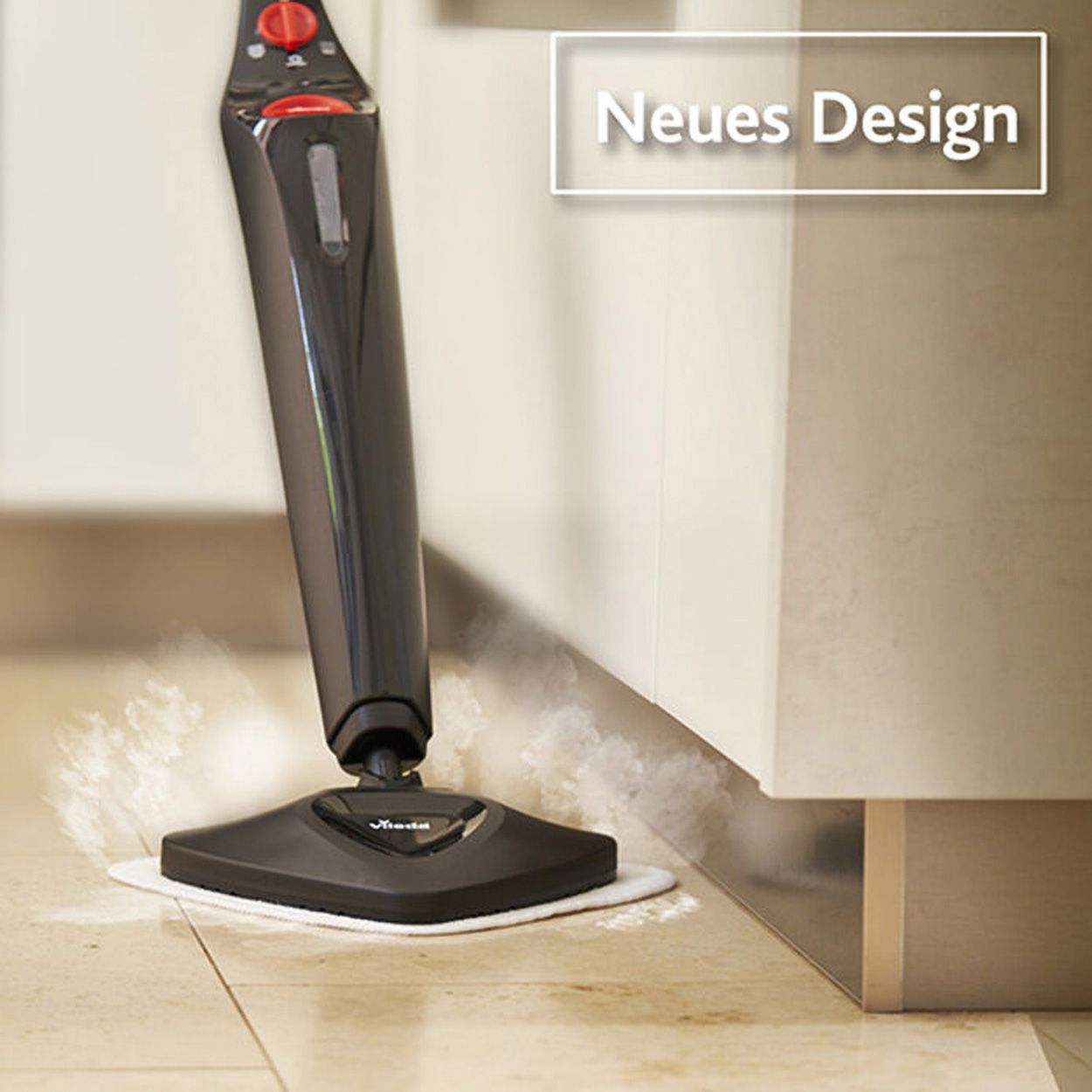 Dampfreiniger, schwarz, mit rotem Knopf. Text: Neues Design. Dampf tritt aus. Auf Fliesen.