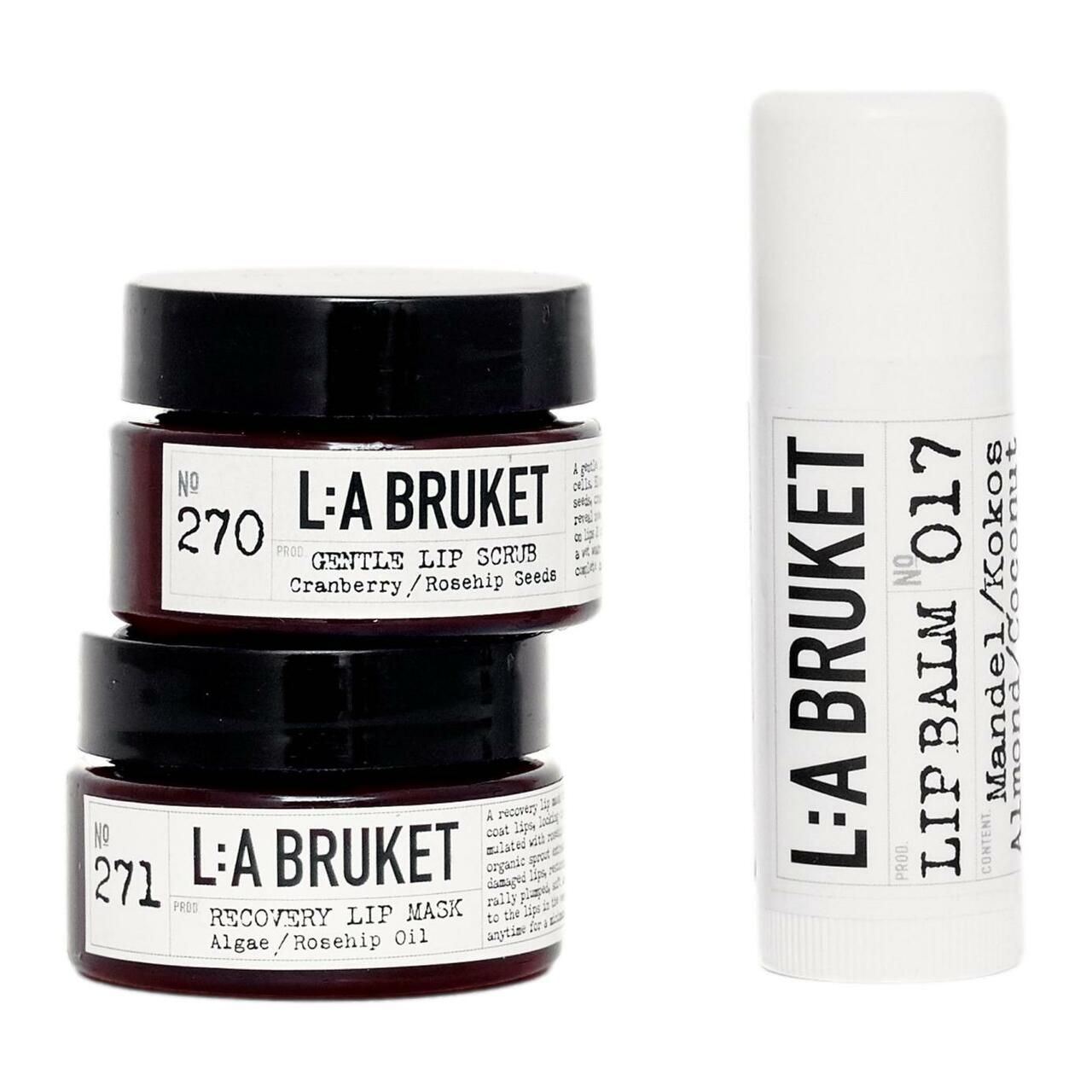 Drei Tiegel und ein Stift. Auf den Tiegeln steht L:A Bruket. Auf dem Stift steht Lip Balm. Auf den Tiegeln steht Gentle Lip Scrub und Recovery Lip Mask.