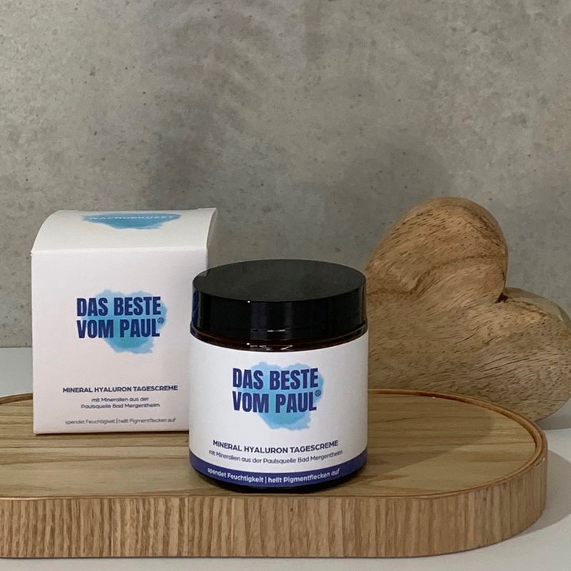 Produkt auf Holztablett. Dose und Schachtel mit Aufschrift: Das Beste vom Paul. Herz-Dekoration.