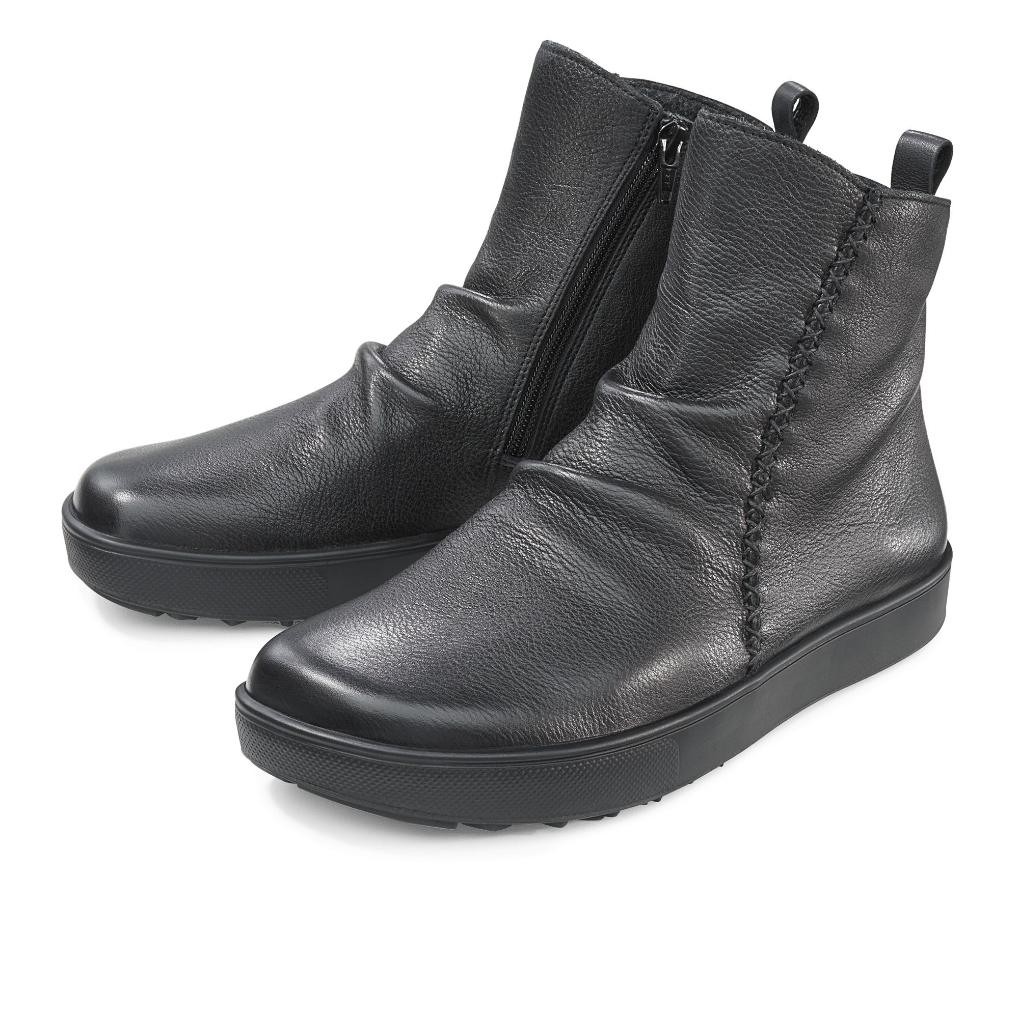 Schwarze Stiefeletten mit Reißverschluss und Ziernaht. Flache Sohle. Zwei Schuhe nebeneinander.