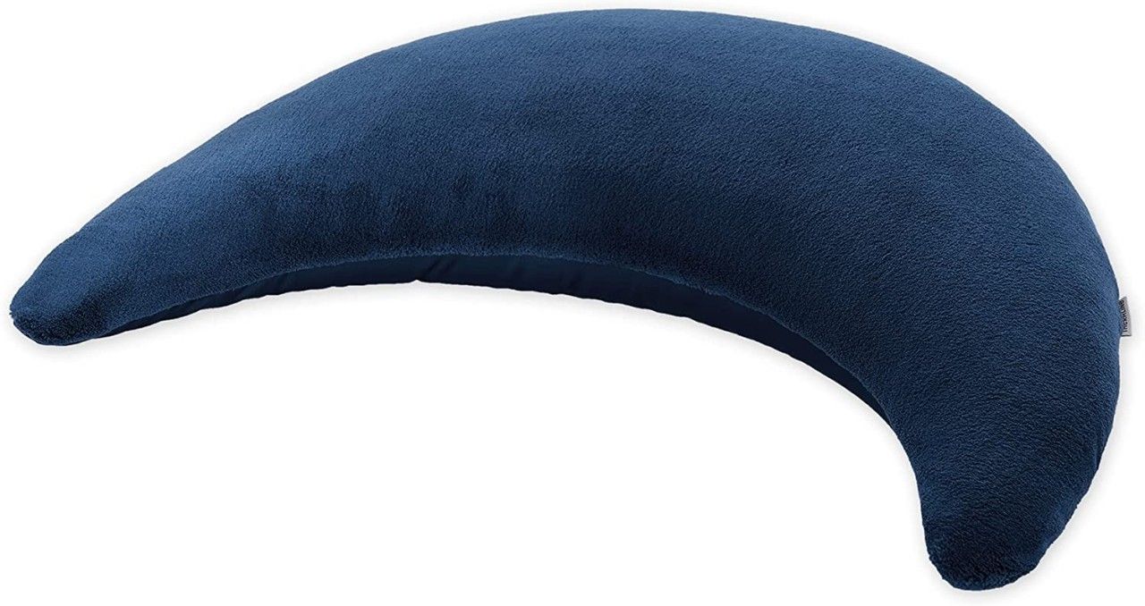 Dunkelblaues, mondförmiges Stillkissen. Weiches, samtartiges Material. Gebogene Form mit abgerundeten Enden.