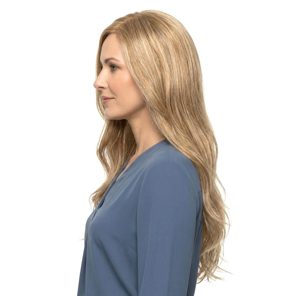 Profil einer Frau mit blondem, gewelltem Haar. Sie trägt ein blaues Oberteil.