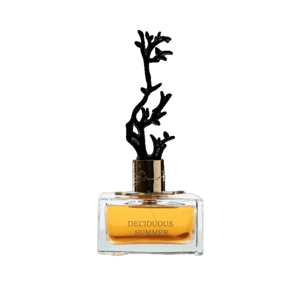Rechteckiger Glasflakon mit goldfarbener Flüssigkeit. Schwarzer, baumförmiger Verschluss. Aufschrift: DECIDUOUS SUMMER.