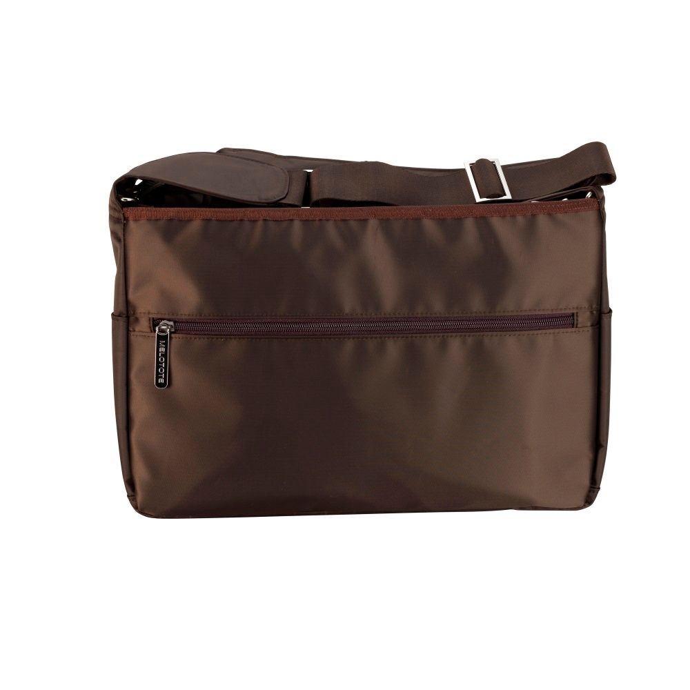 Braune Wickeltasche mit Schulterriemen und Reißverschluss. Logo auf der Vorderseite.