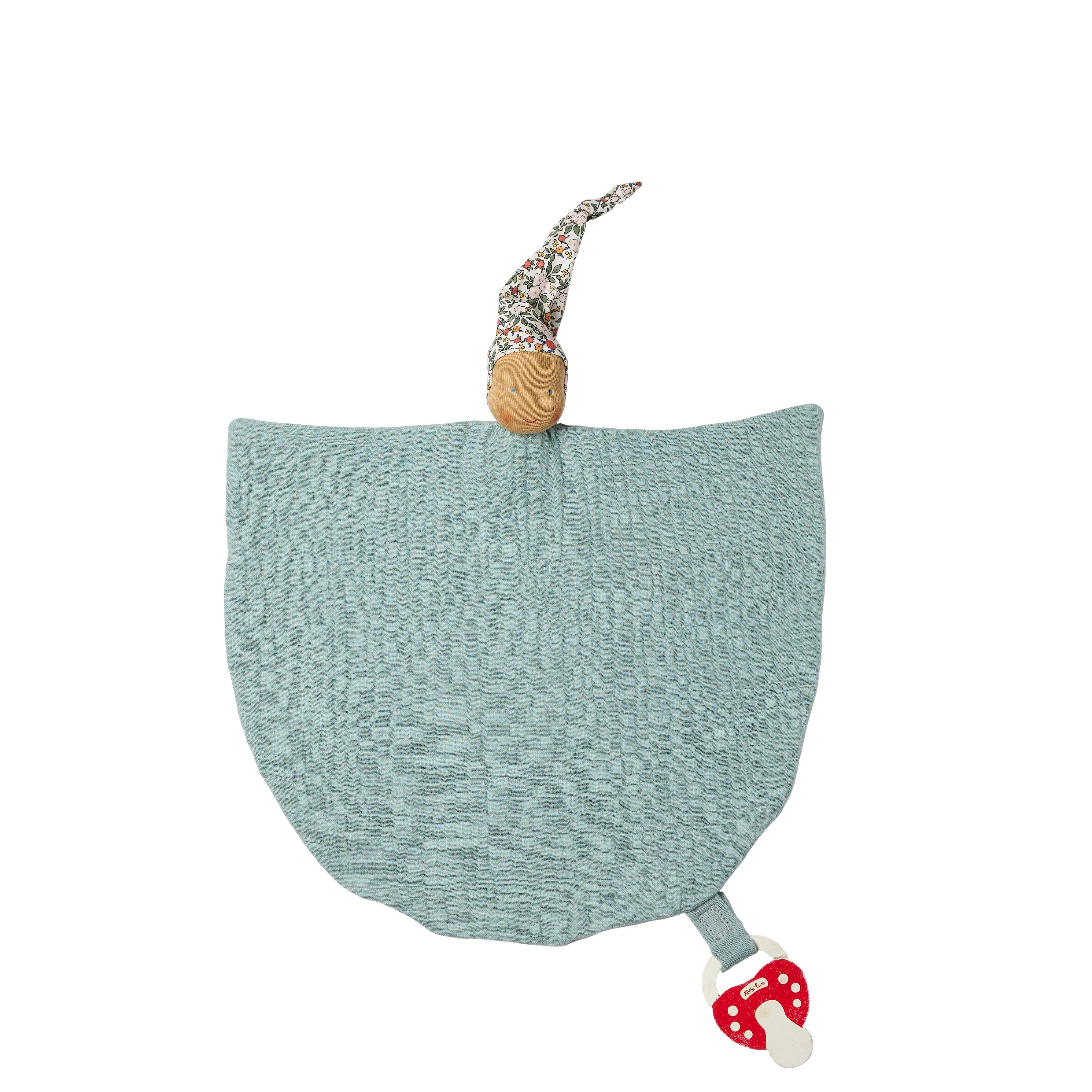 Blaugrünes Mulltuch mit Kopf und Schnuller. Kopf aus Holz und Stoff. Schnuller rot-weiß. Stoff mit Blumenmuster.