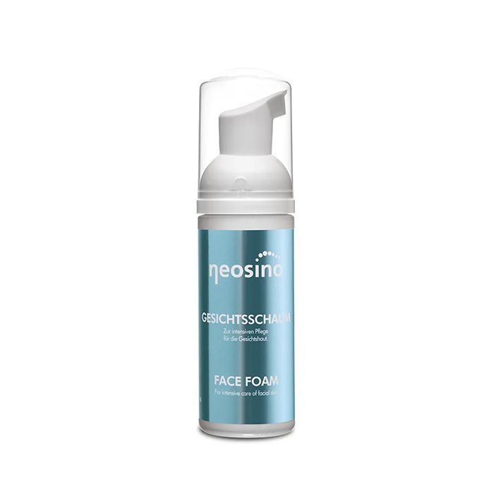 Gesichtsschaum-Flasche mit Sprühkopf. Türkis-weiße Farbgebung. Beschriftung: neosino, Gesichtsschaum, Face Foam.