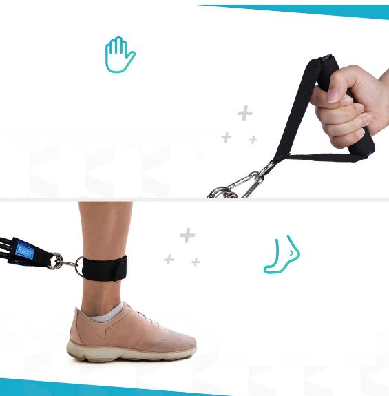 Nahaufnahme von Hand und Fuß mit Fitnessband-Zubehör. Hand hält Griff, Fuß mit Knöchelband. Schwarze Bänder.