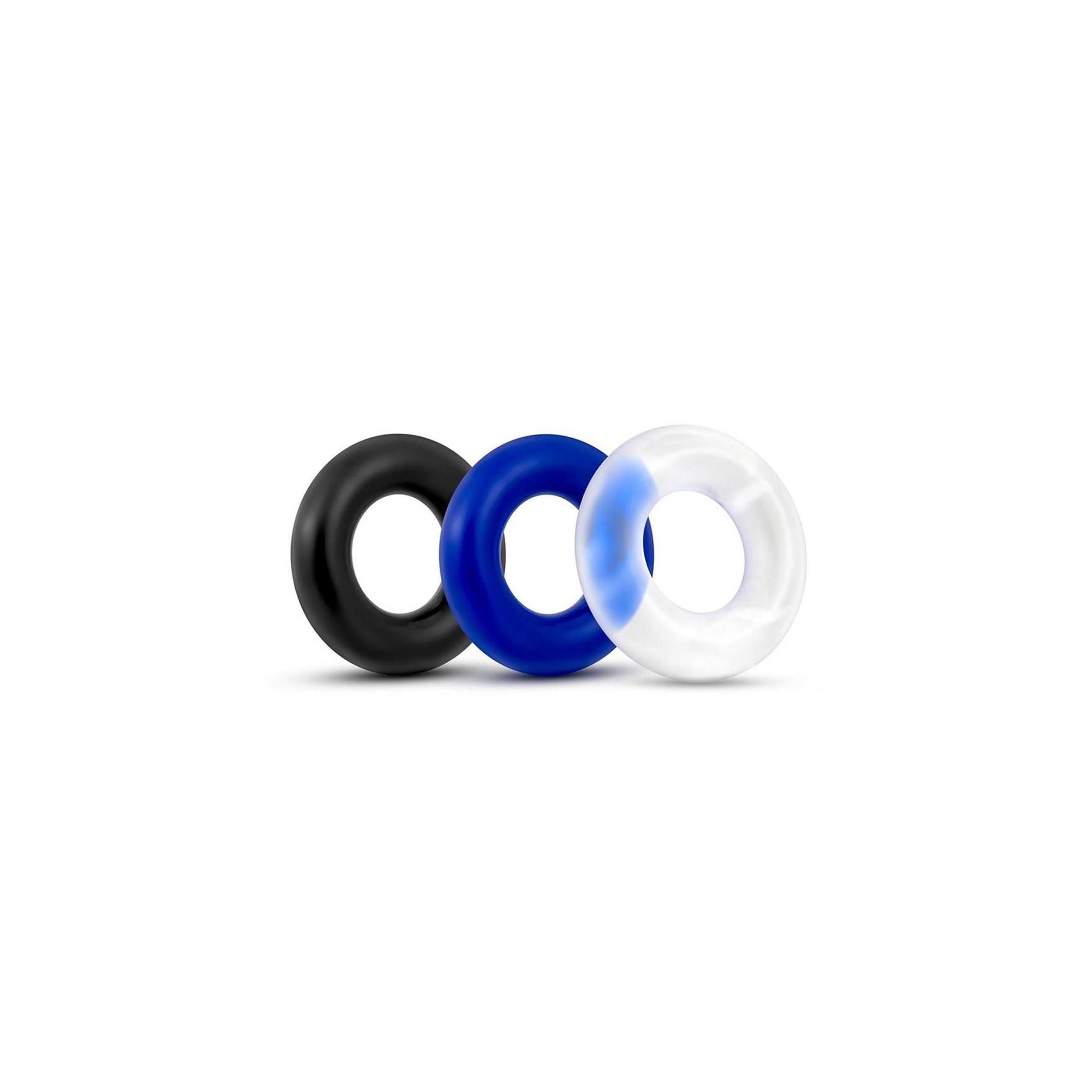 Drei verschiedenfarbige Ringe: schwarz, blau und transparent. Sie liegen nebeneinander auf weißem Hintergrund.