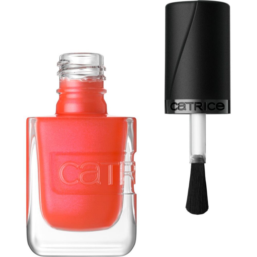 Nagellackflasche, offen. Orangefarbener Lack, schwarzer Deckel mit Pinsel. Marke Catrice.