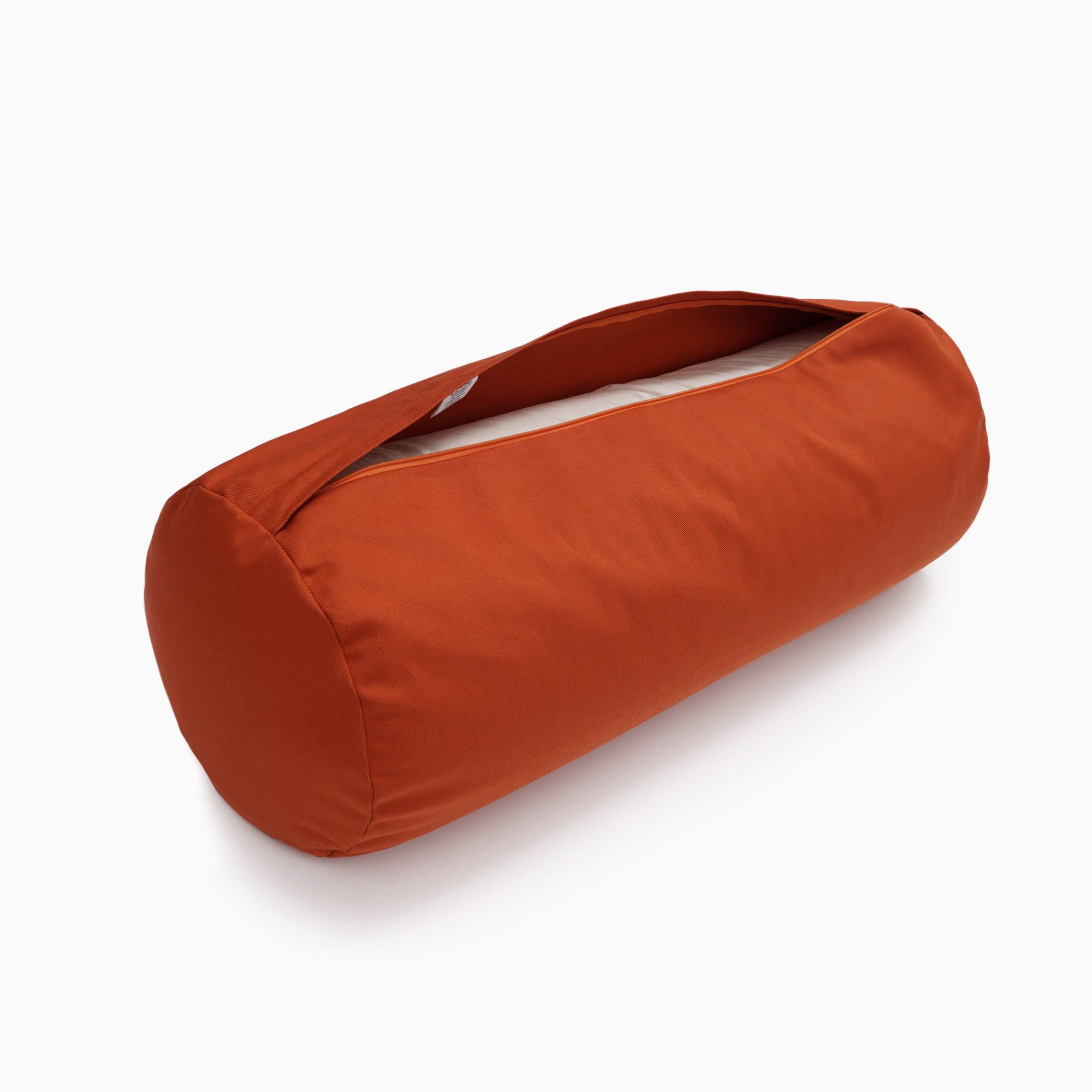 Orange Yogarolle mit geöffnetem Reißverschluss, Einlage sichtbar.