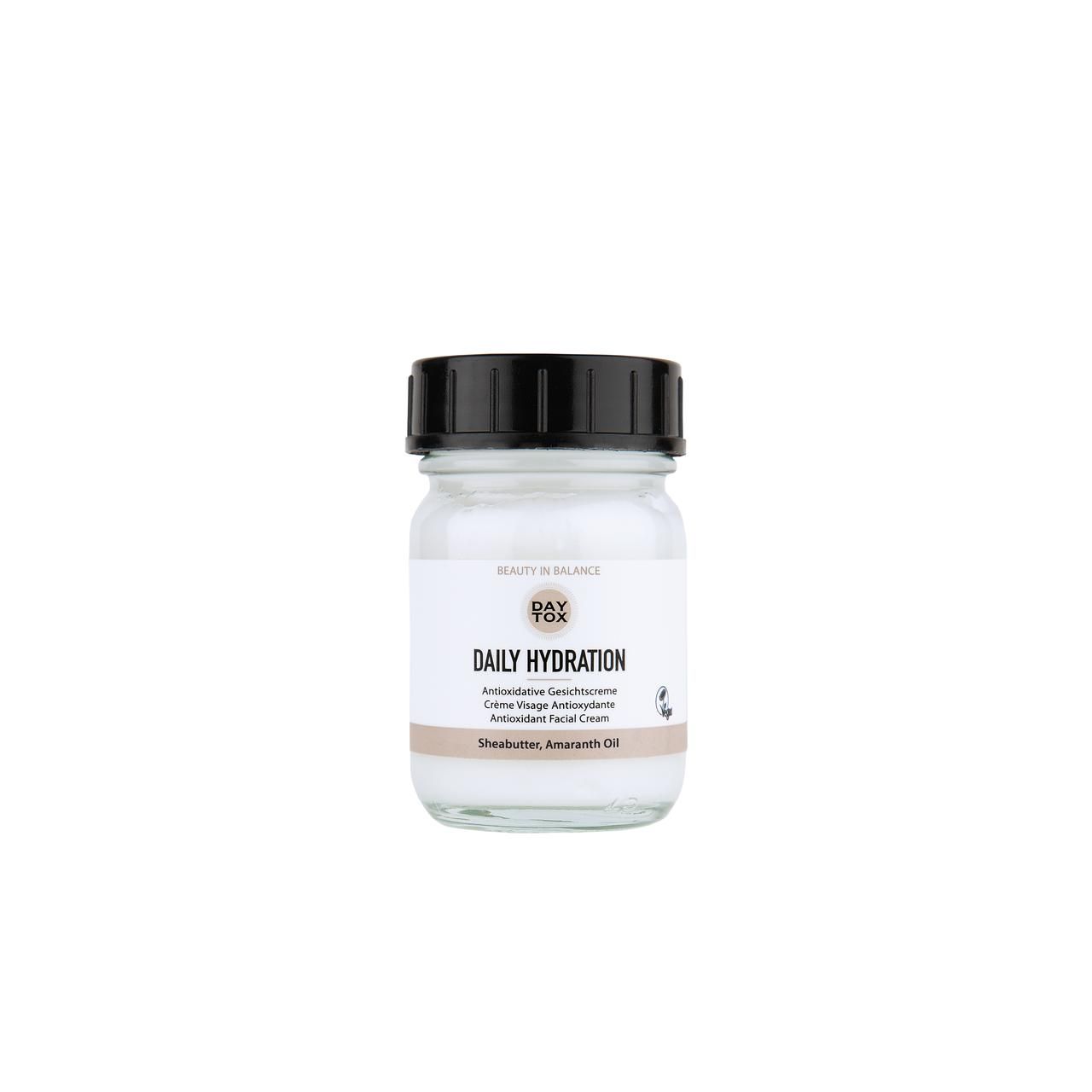 Creme-Glas mit schwarzem Deckel. Aufschrift: Daily Hydration, Sheabutter, Amaranth Oil. Vegan-Siegel.