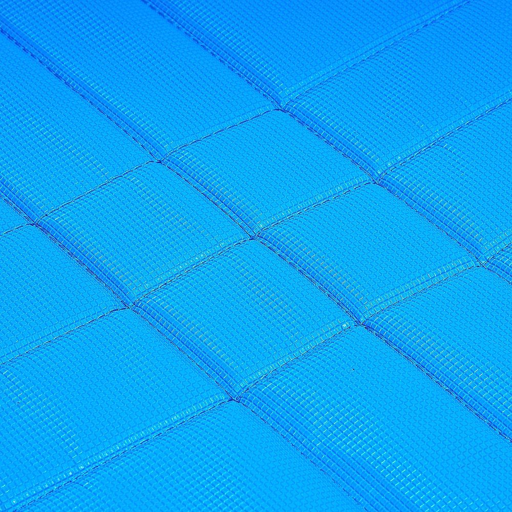 Nahaufnahme der blauen Oberfläche einer Auflagematte. Quadratisches Muster mit Nähten.